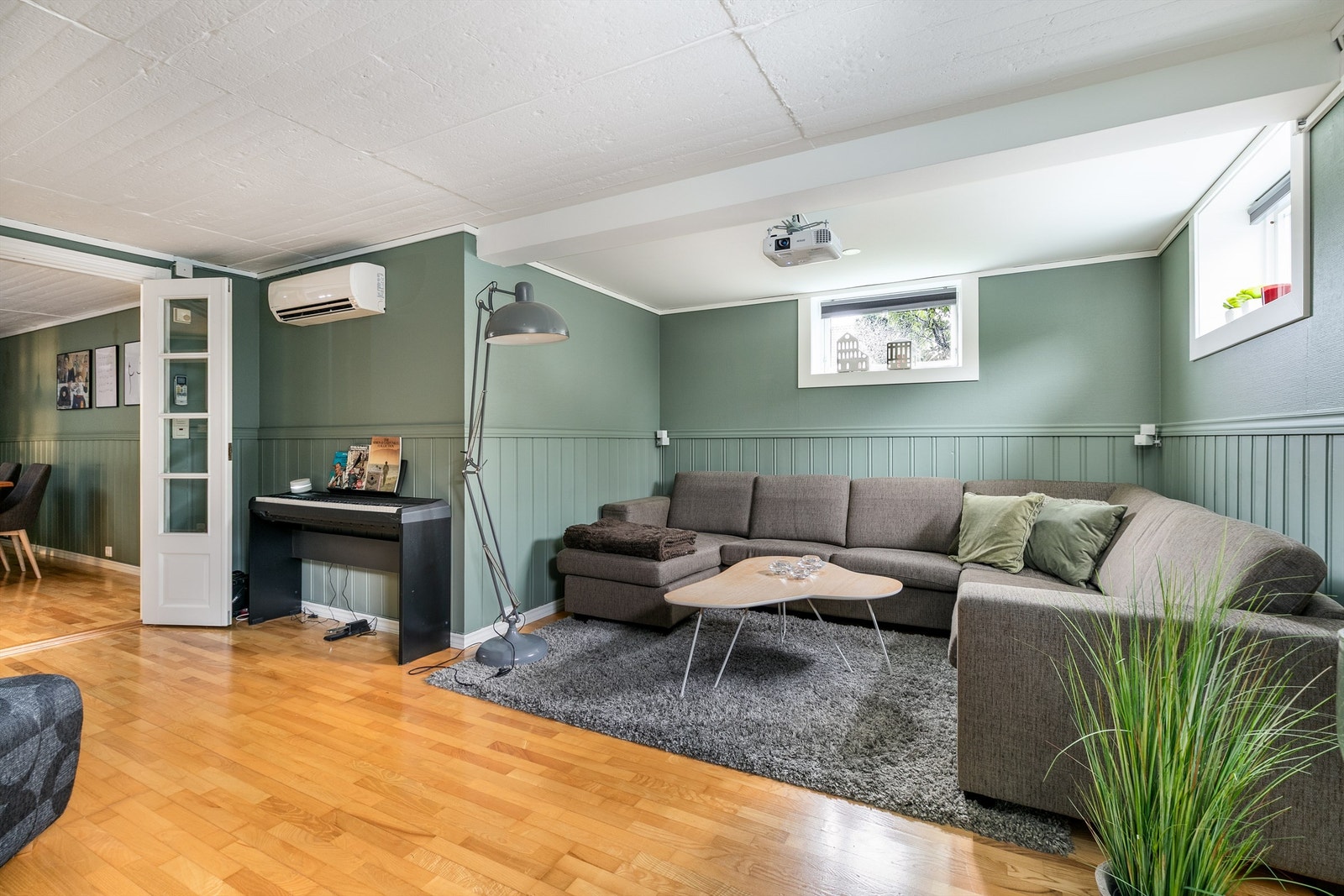 I kjellerstuen er det varmekabler som gjør gulvet lunt og deilig å trå på. Varmepumpen er fra 2011. Her er det også innredet hjemmekino med prosjektor og lerret - Perfekt for filmkvelder eller sport! Galleribilde