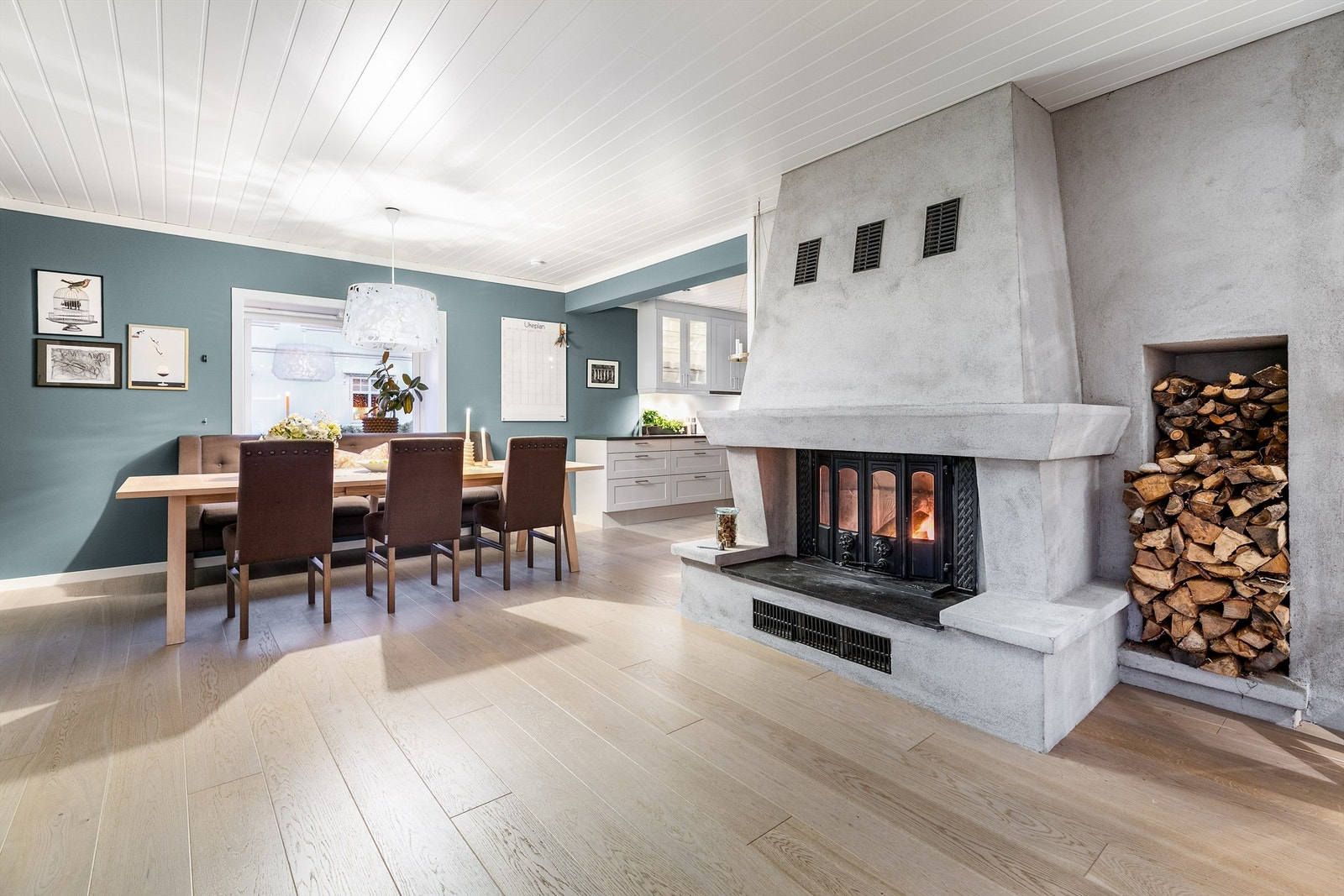 Spisestuens peis er et like stemningsfremmende som varmende følge til måltidene. Ildstedet er pusset opp i senere år. Galleribilde