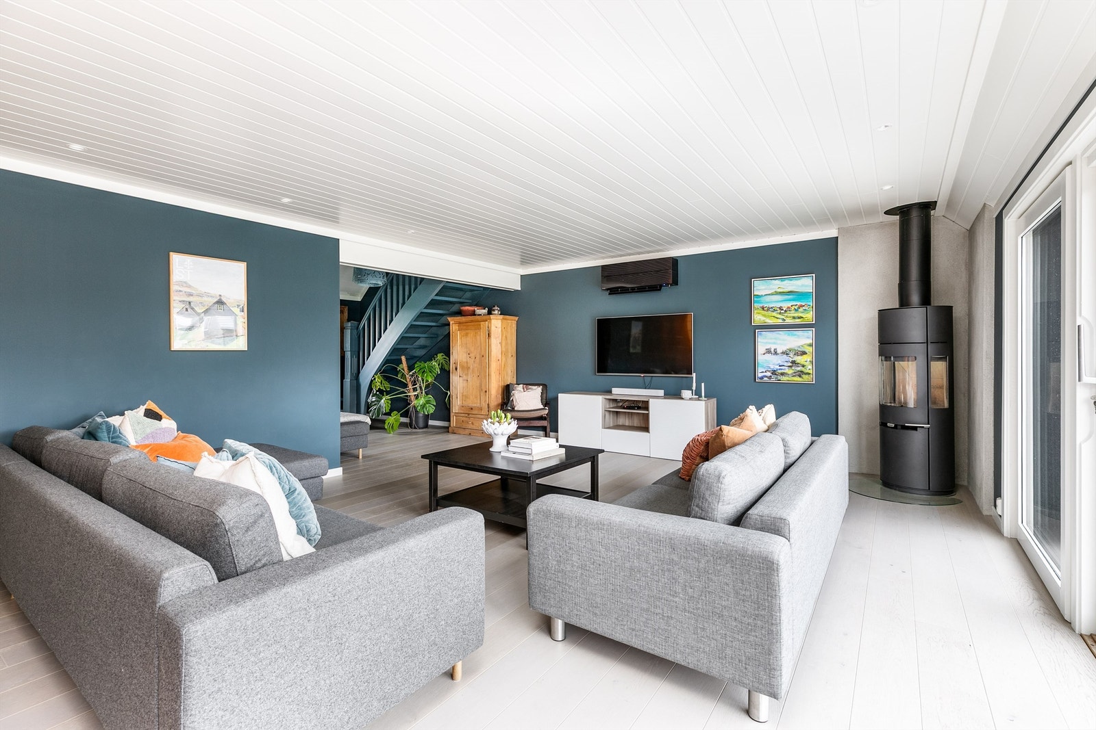 I stuen ble både ny peis og ny luft-luft varmepumpe installert i 2021. Det er i tillegg varmekabler i gulvet. Galleribilde