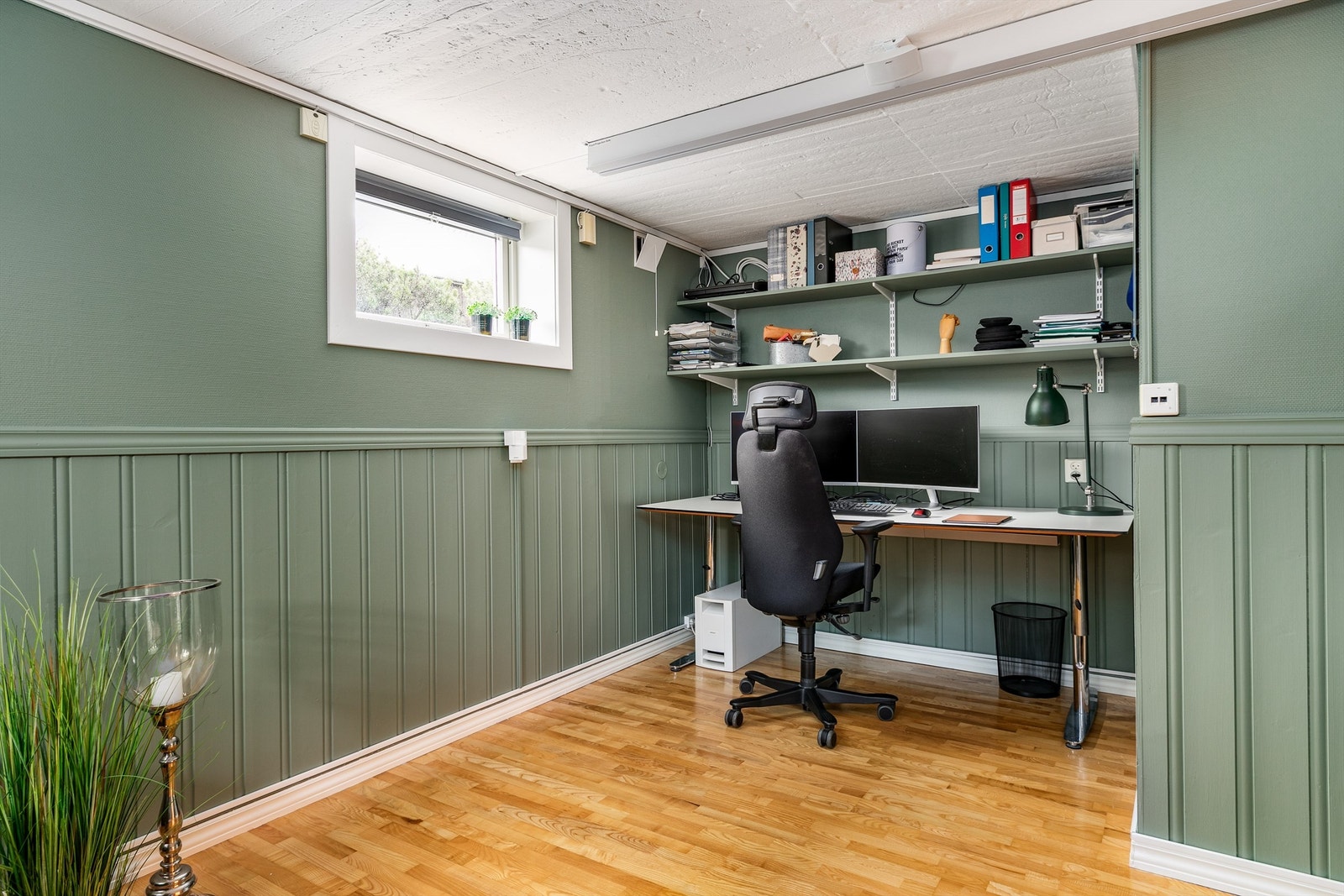 Malerarbeid er utført i kjellerstuen så nylig som i 2025. Galleribilde