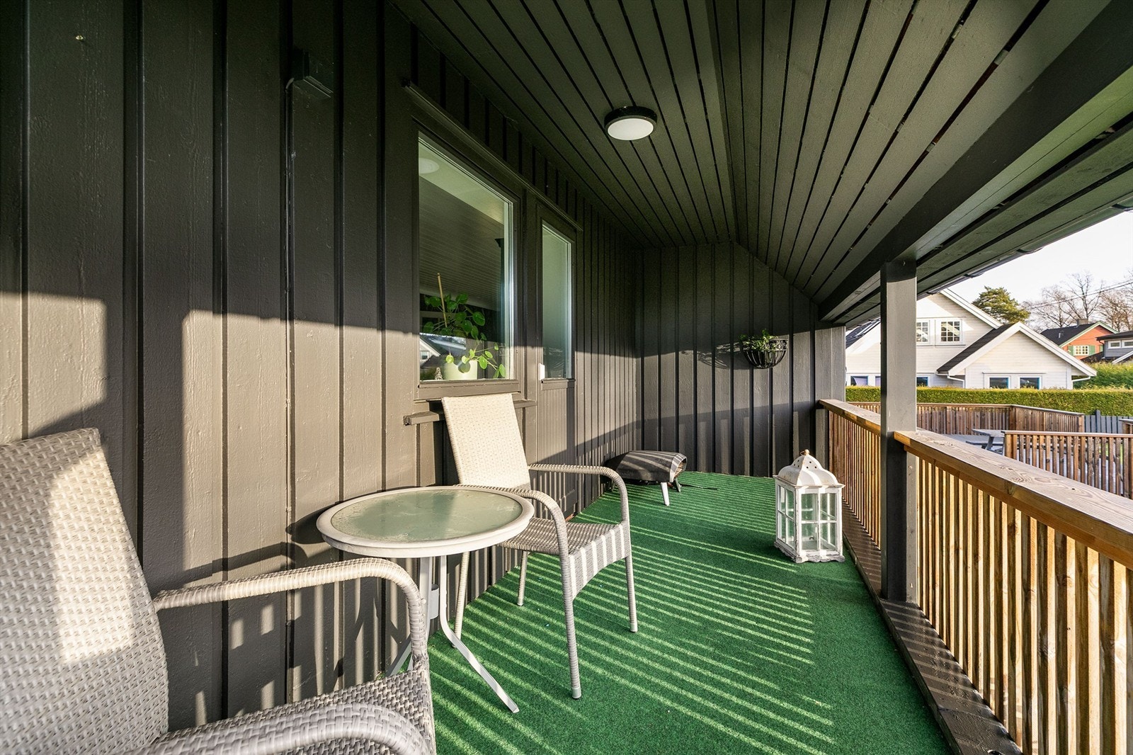 Kjøkkenets terrasse er lun og sommerstid like perfekt for morgenkaffen som for helgefrokostene. Galleribilde