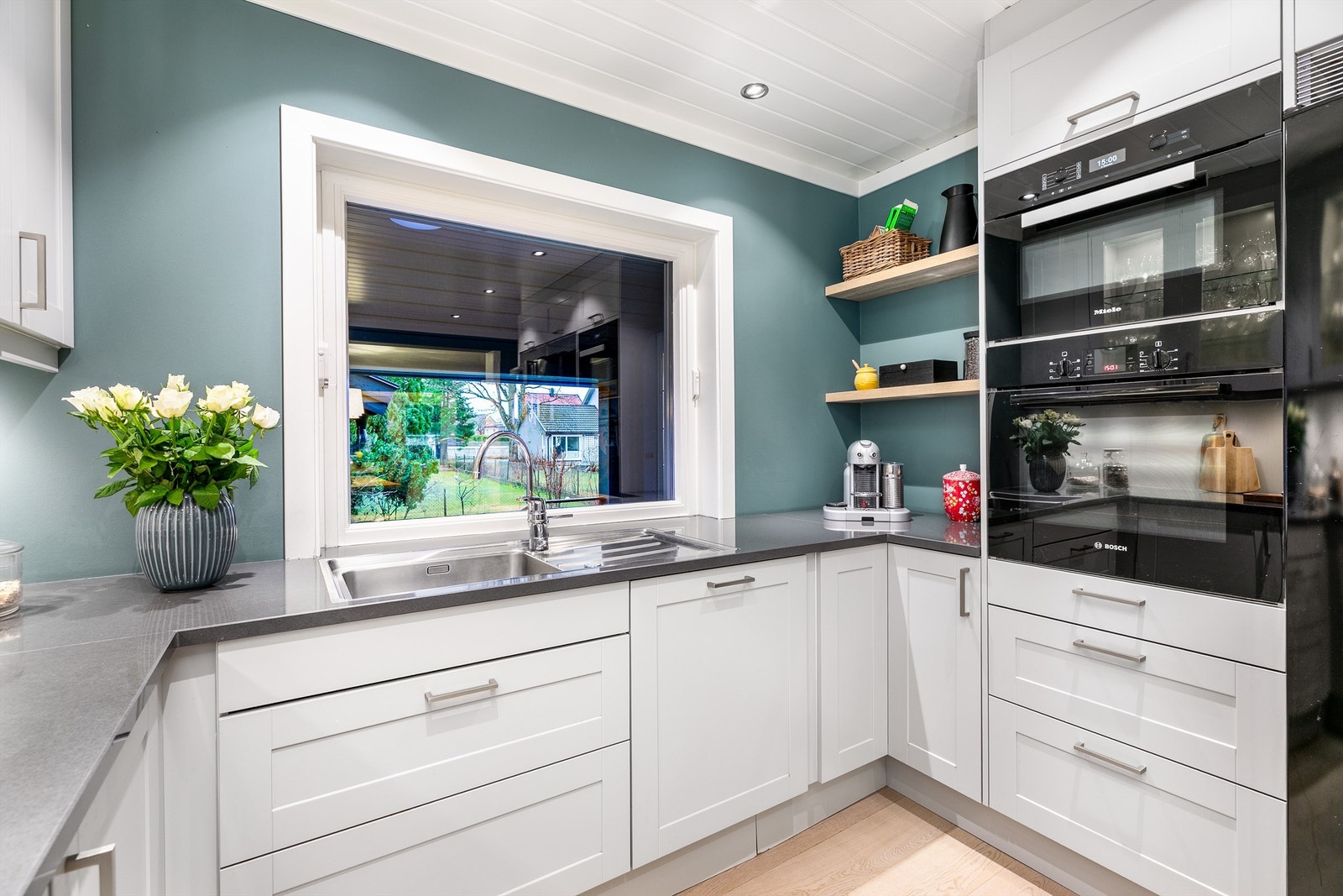 Utenom kombiskap (Som medfølger), er alle kjøkkenets øvrige hvitevarer integrert - stekeovnen i hendig arbeidshøyde. Galleribilde