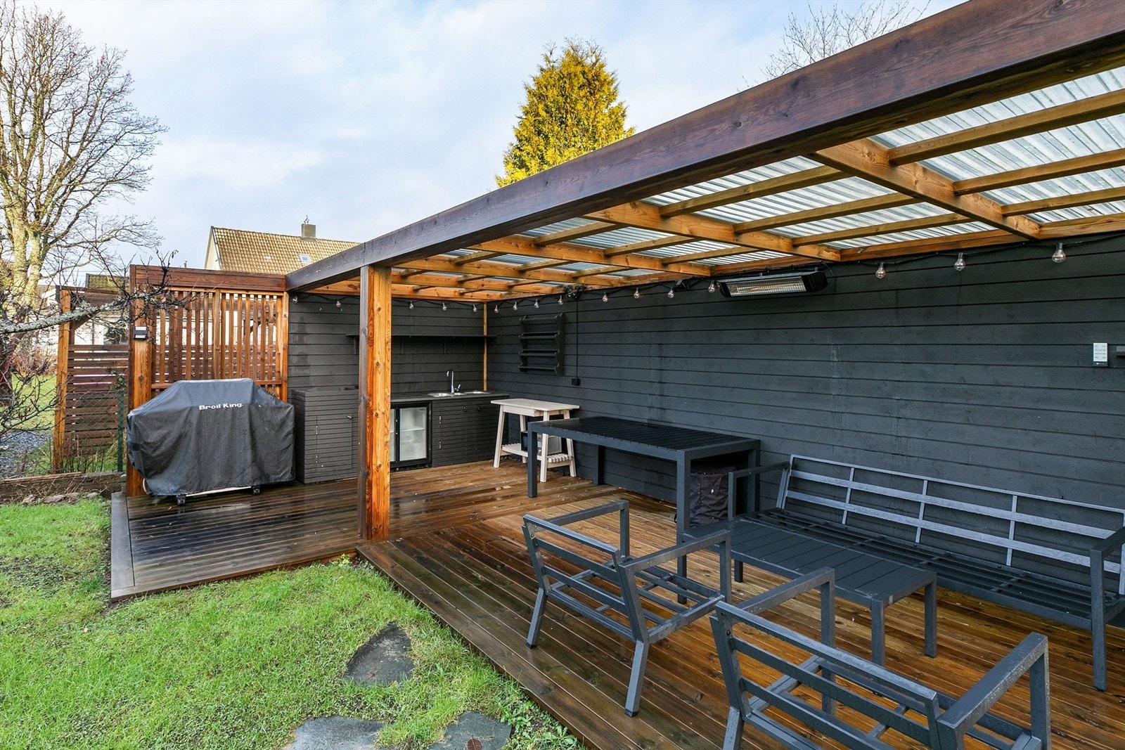 Lyse sommerkvelder i bakhagen er noe å se frem mot i årets øvrige årstider. Den frittstående terrassen er utstyrt med både utekjøkken og varmelampe. Galleribilde