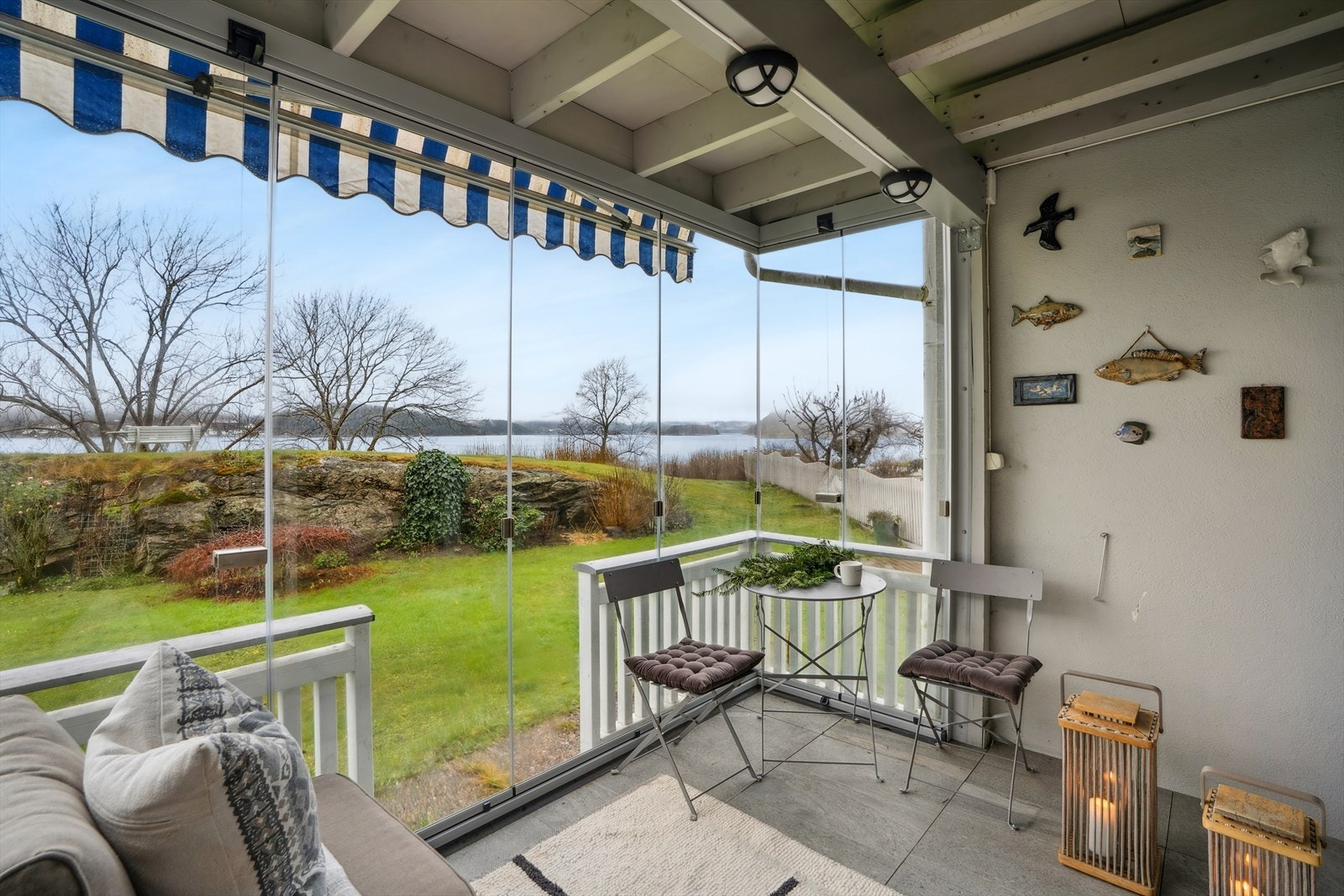 Vestvendt uteplass på ca. 7 kvm med svært gode lys- og solforhold. Den innglassede uteplassen har motorisert markise for ekstra komfort Galleribilde