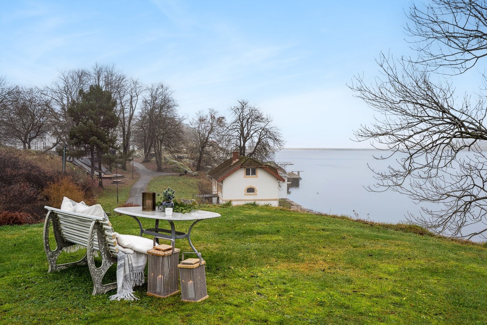 Eiendommen ligger i en attraktiv del av Drøbak, med en fin beliggenhet ved Badeparken i Drøbak sentrum- et stenkast fra sjøen og tilbyr strender og hyggelige turstier, ideelt for både avslapning og rekreasjon Galleribilde
