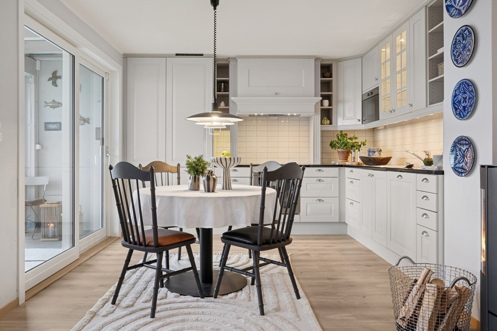 Den praktiske vinkelløsningen utnytter plassen optimalt, og kombinasjonen av skuffer og skap gir god og fleksibel oppbevaring Galleribilde