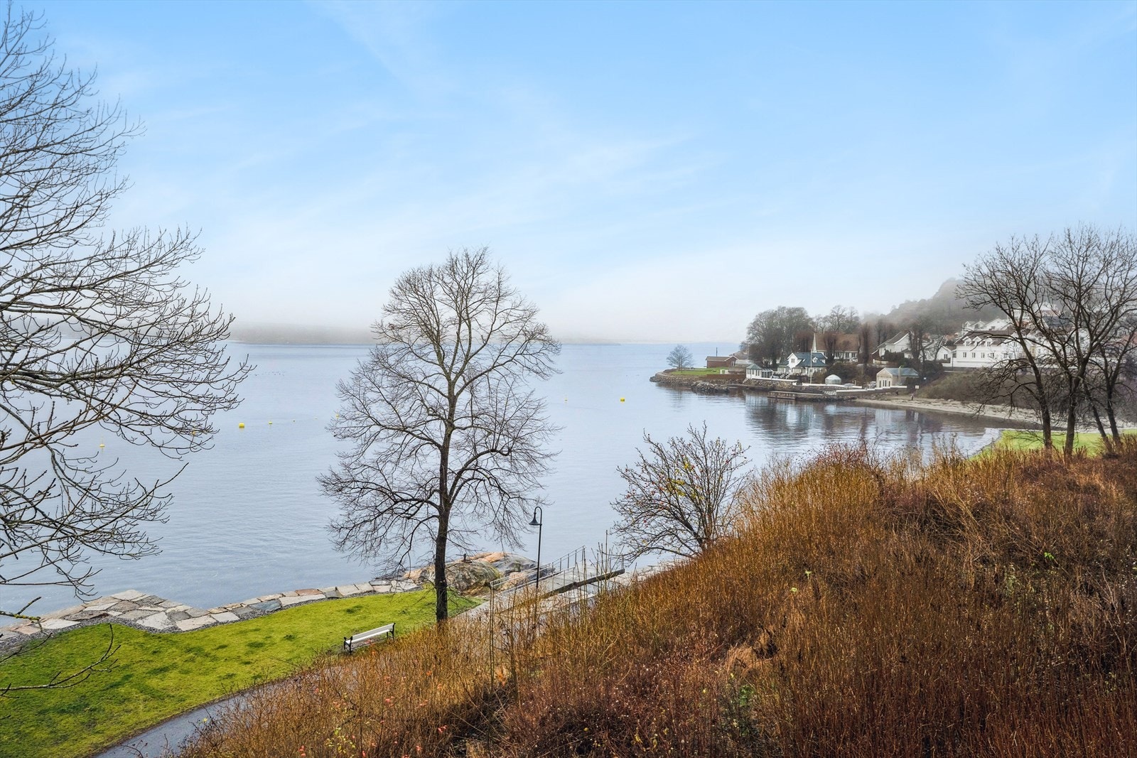 Drøbak sentrum ligger en kort spasertur unna med koselige handlegater, flotte motebutikker, gallerier, vinmonopol, bank, post og flere restauranter Galleribilde
