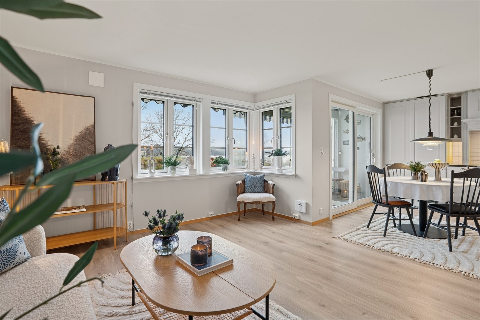 Gulvene er belagt med laminat, og veggene har lyse, harmoniske farger som skaper en behagelig atmosfære Galleribilde