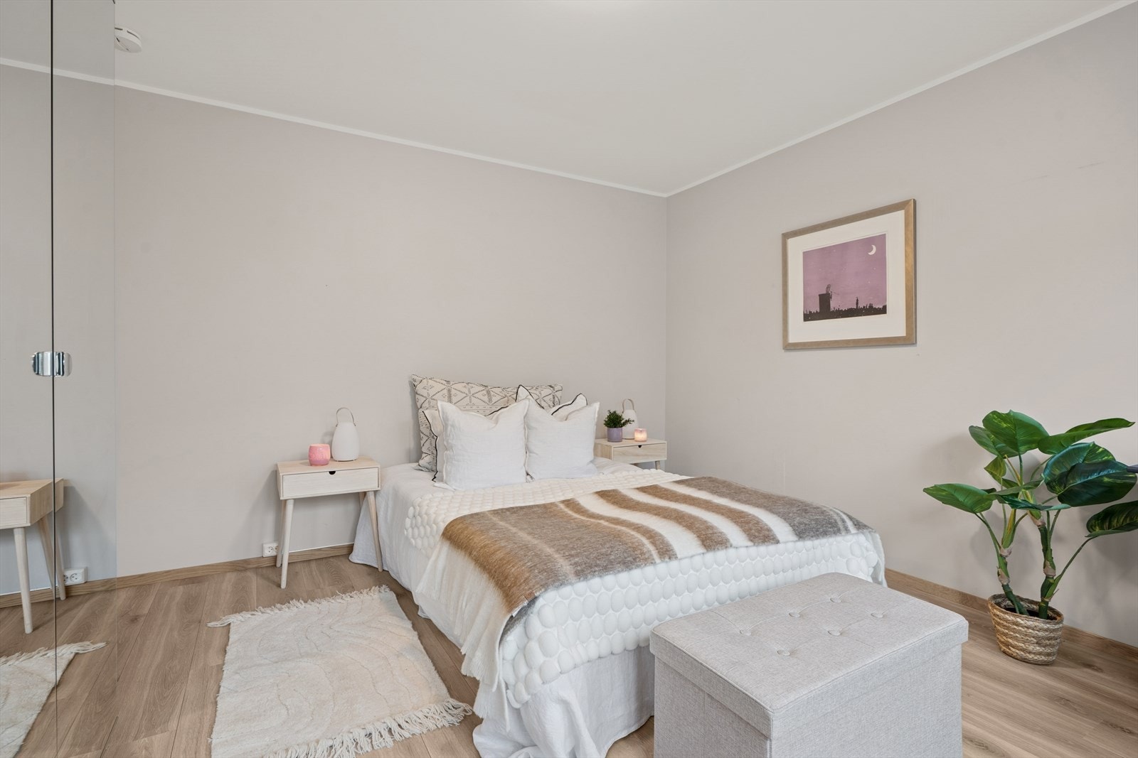 Leiligheten har et romslig soverom med god plass til dobbeltseng, nattbord og øvrige møbler etter behov Galleribilde