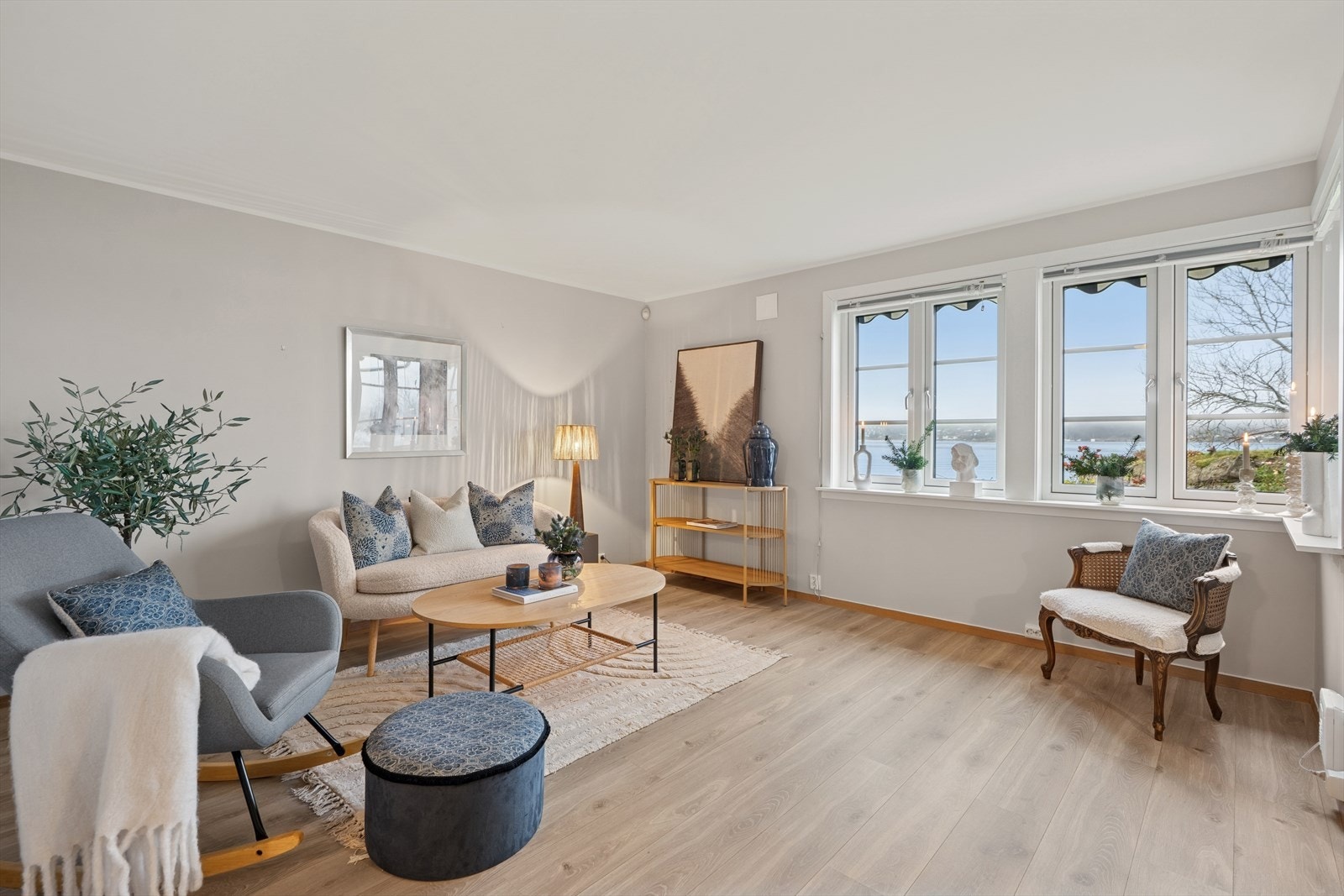 Store vindusflater og en terrassedør slipper inn rikelig med dagslys og gir en følelse av romslighet Galleribilde