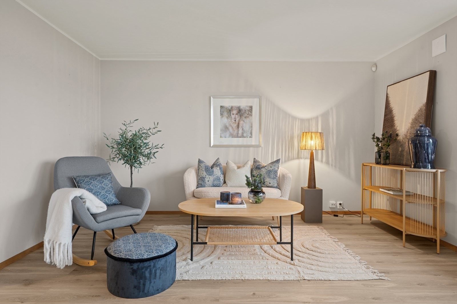 Elektrisk oppvarming, varmekabler på bad/vaskerom og varmefolie i entre, stue og kjøkken. Suppleres med peisovn i stue Galleribilde