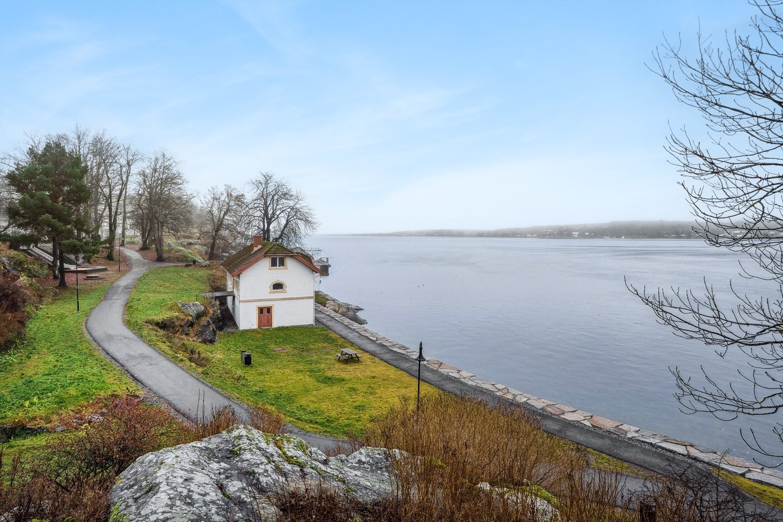 Eiendommen grenser til den populære Badeparken, en perle av en badeplass med svaberg, stupebrett, deilige, grønne lunger, ballspillplasser og lekeapparater Galleribilde