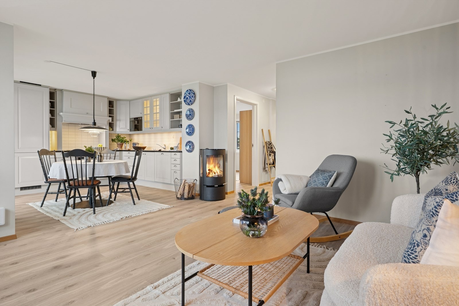 Stue i åpen løsning til et klassisk kjøkken med profilerte fronter Galleribilde