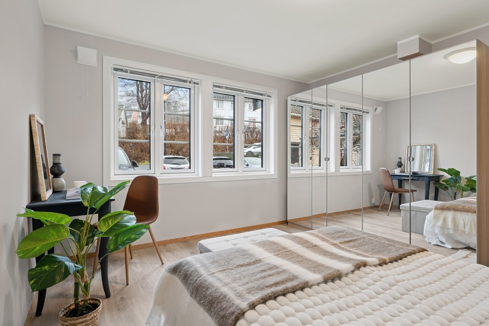 Soverommet er utstyrt med en praktisk garderobeløsning bestående av to doble skap med klassiske speilfronter, som gir rikelig med oppbevaringsplass Galleribilde