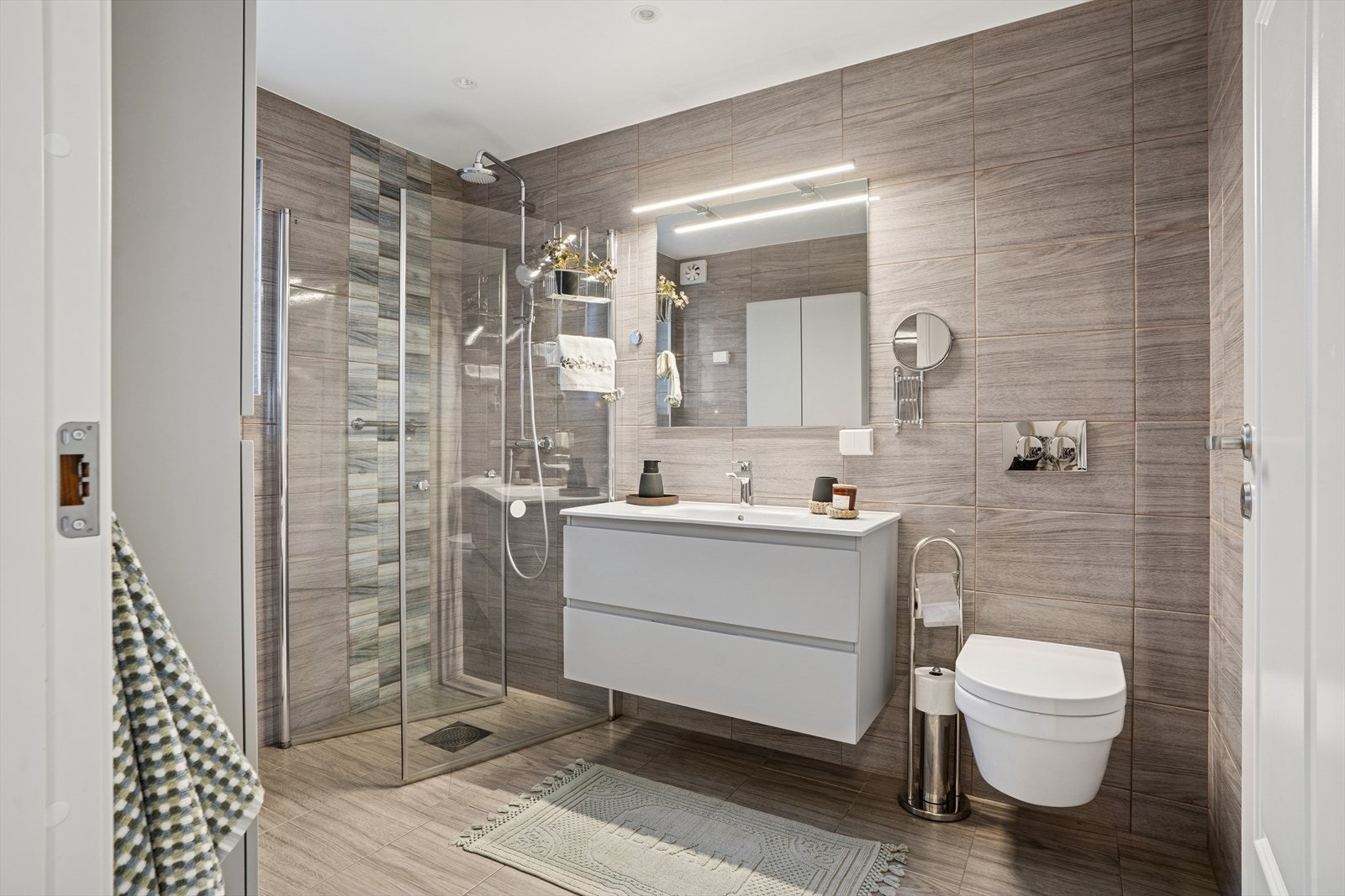 Gulvet har behagelige, elektriske varmekabler som gir ekstra komfort, mens den hvite himlingen med innfelte downlights sørger for god belysning og et moderne preg Galleribilde