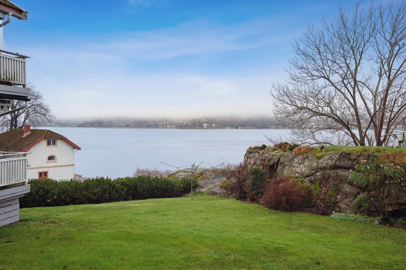 Sjønært med nydelig sjøutsikt - P-plass - Gangavstand til "alt"- 60+ år - Velkommen! Galleribilde
