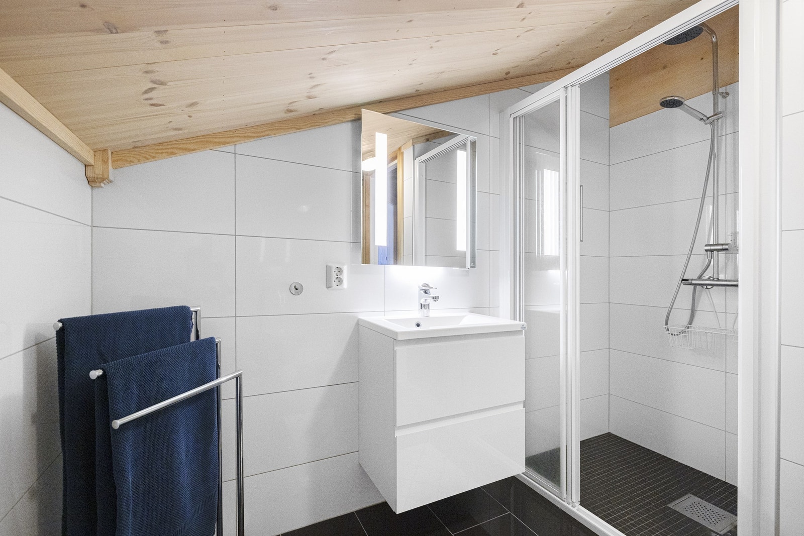 Bad 2. etg med dusjnisje, wc og servantinnredning med skuffer Galleribilde