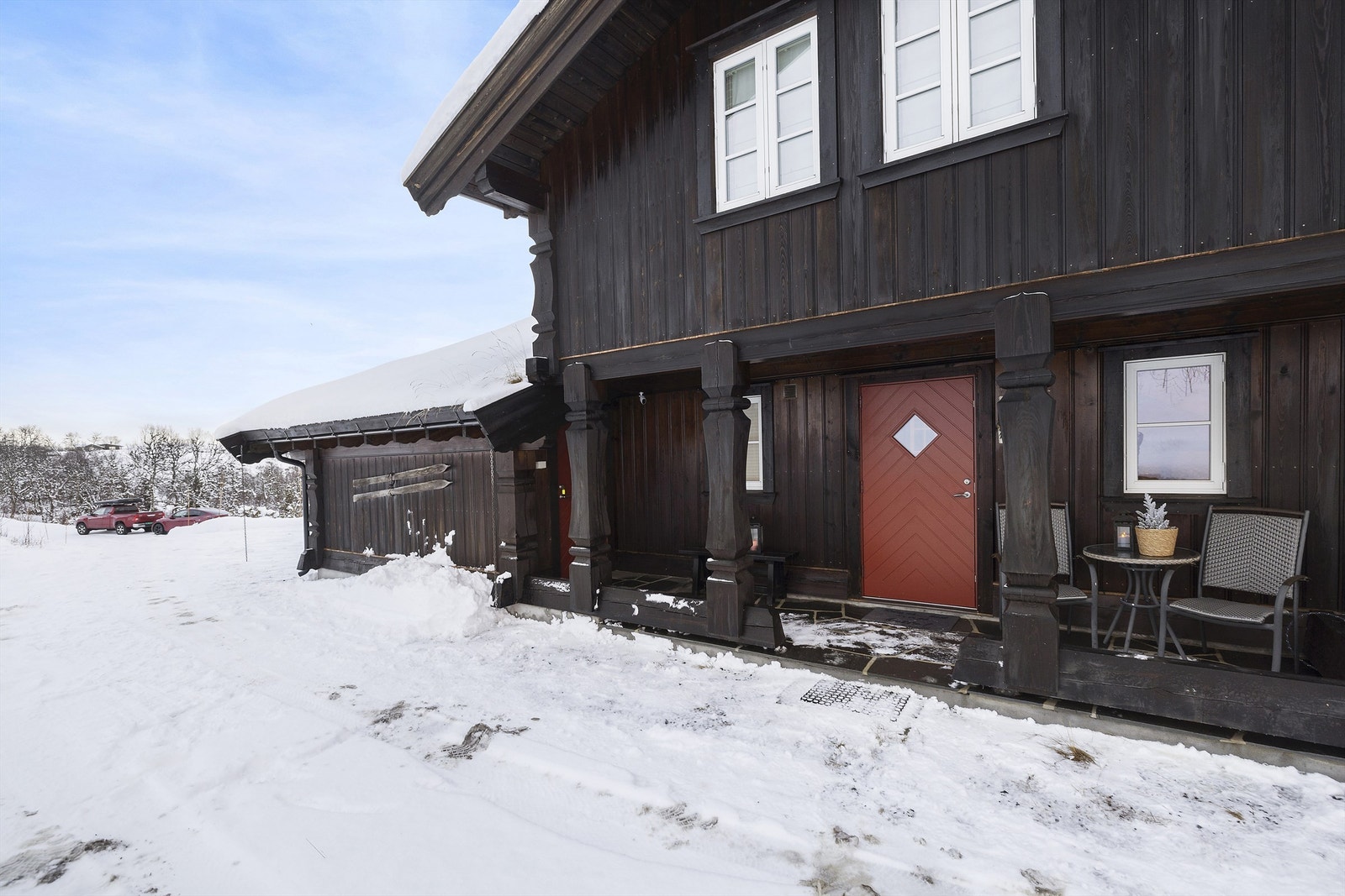 Overbygget inngangsparti med egen sportsbod mot venstre. Her er det også montert Easee elbil-lader. Galleribilde