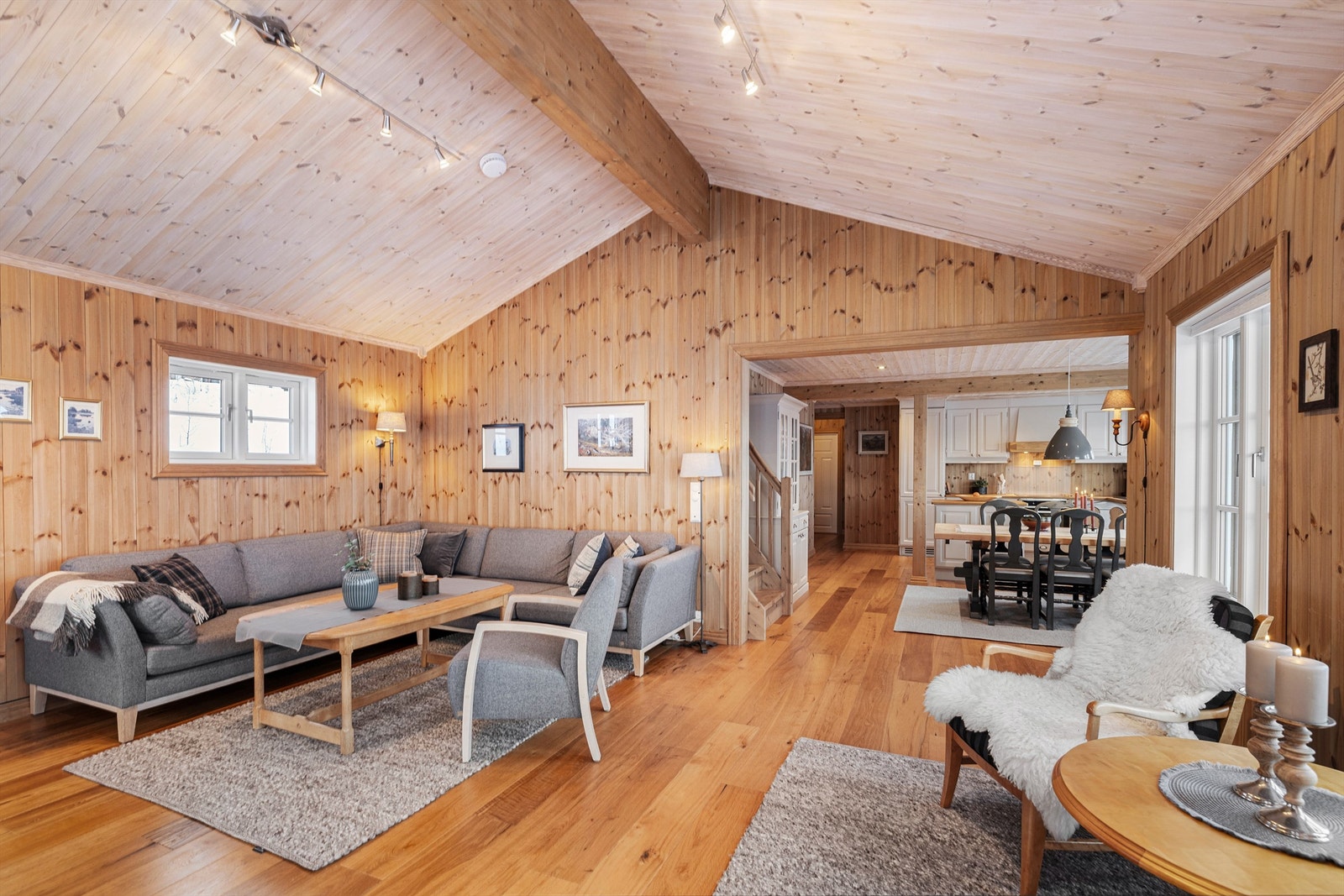 Det er varmekabler i hele 1. etg fordelt på flere soner Galleribilde