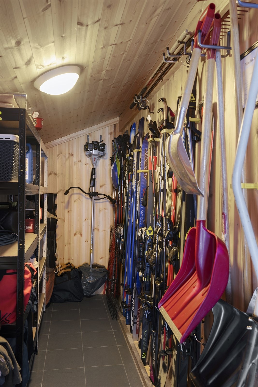 Sportsbod med god plass til ski og utstyr Galleribilde