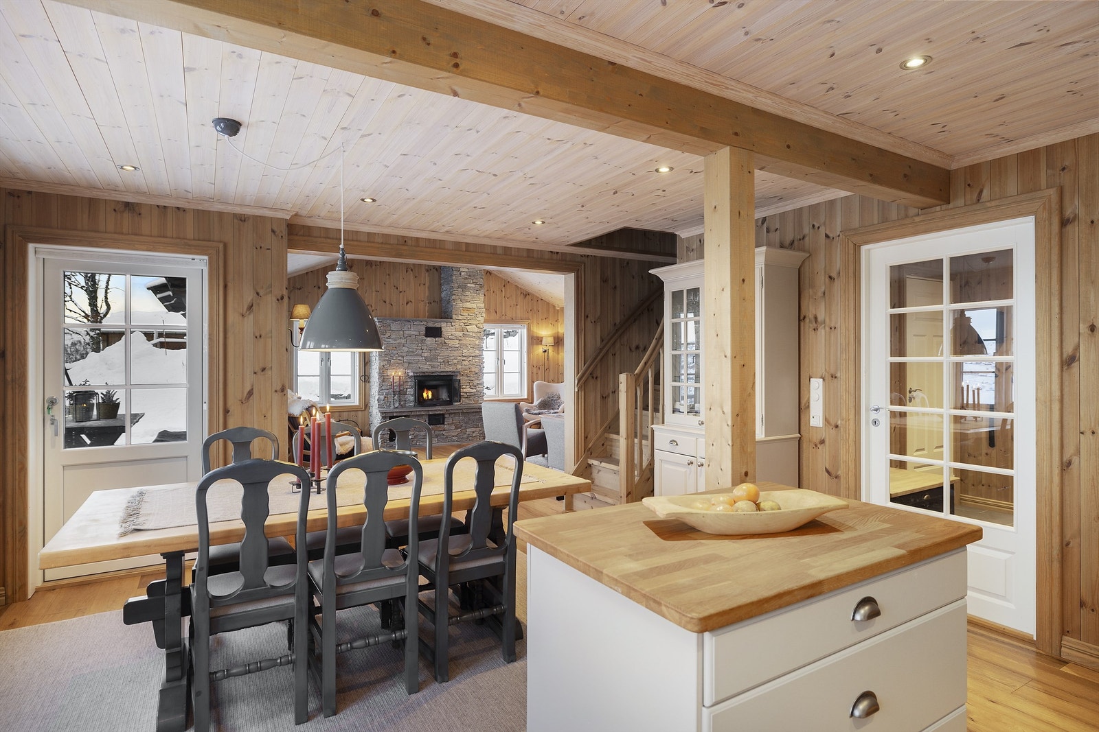 Kjøkkenet ligger i en åpen løsning mot stuen Galleribilde