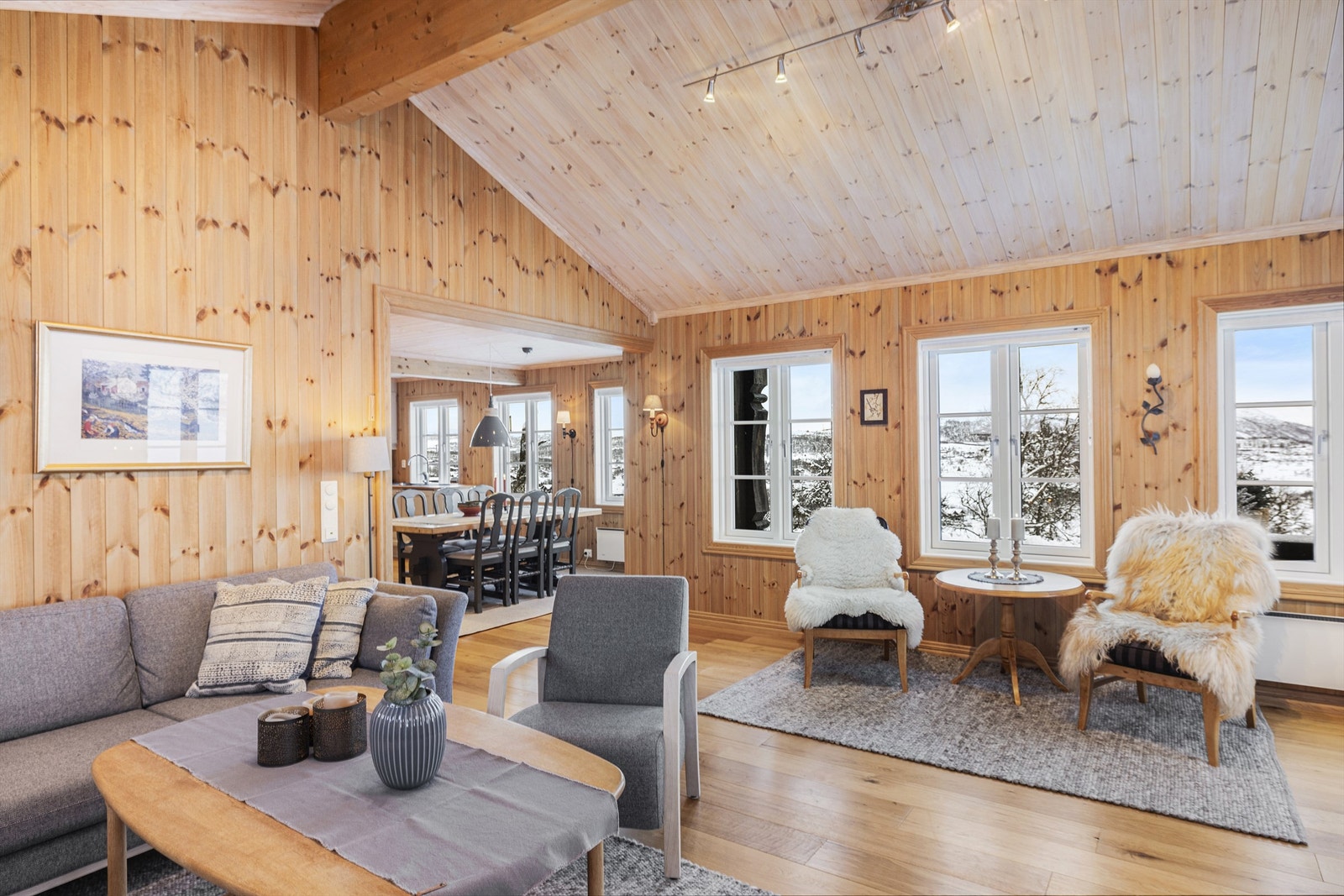 Masse vindusflater gir flott utsikt og rikelig med naturlig lysinnslipp Galleribilde