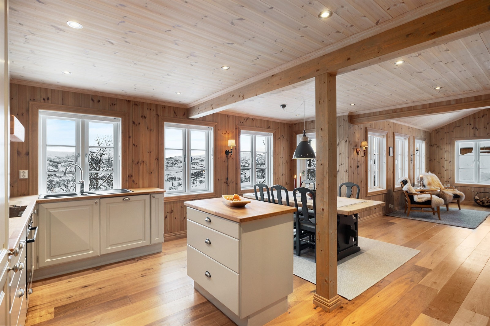 Rikelig med oppbevaringsplass i skuffer og skap. Praktisk egen kjøkkenøy! Galleribilde