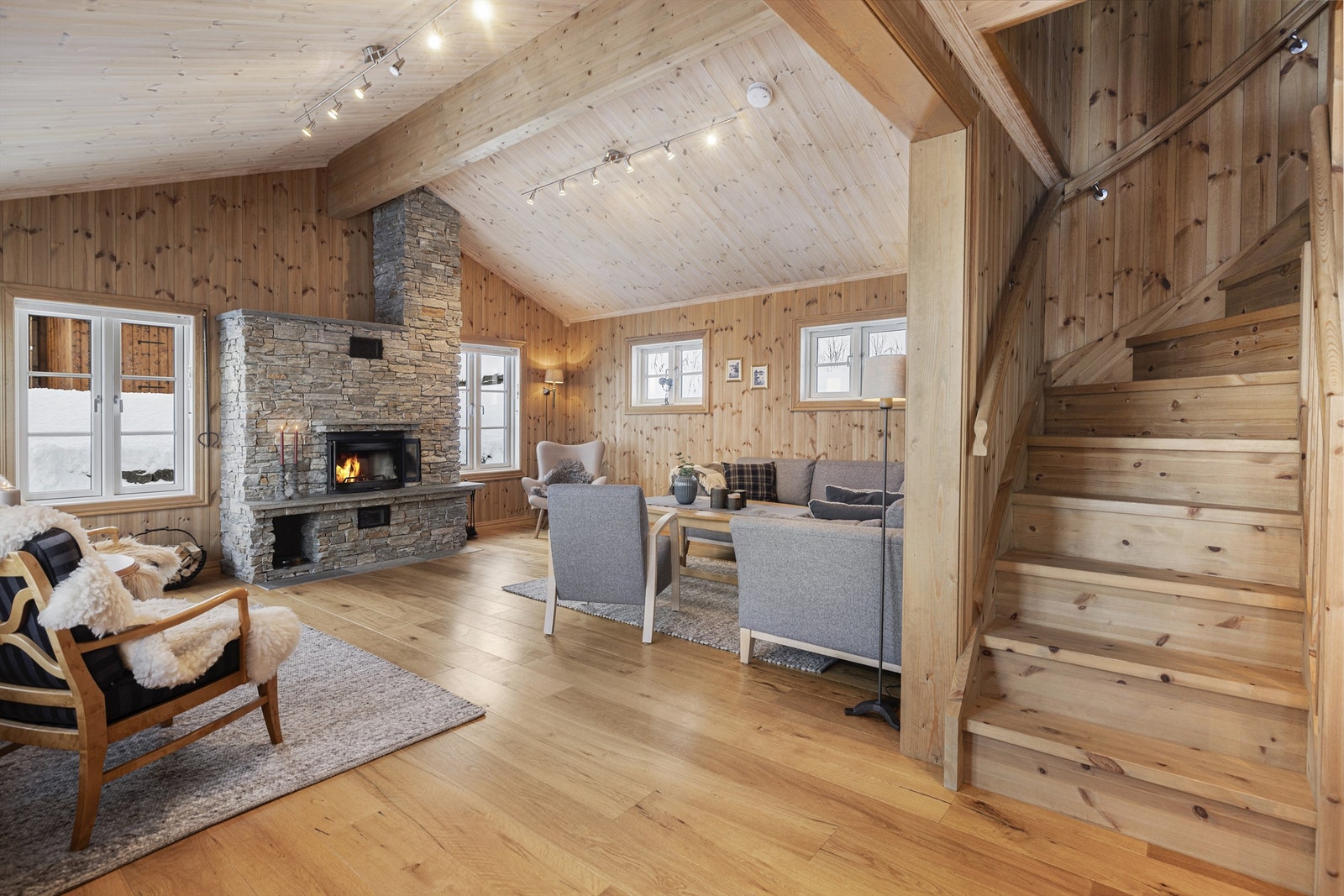 Rålekker stue med god takhøyde. Gjennomgående 1-stav eikeparkett i hele hytta Galleribilde