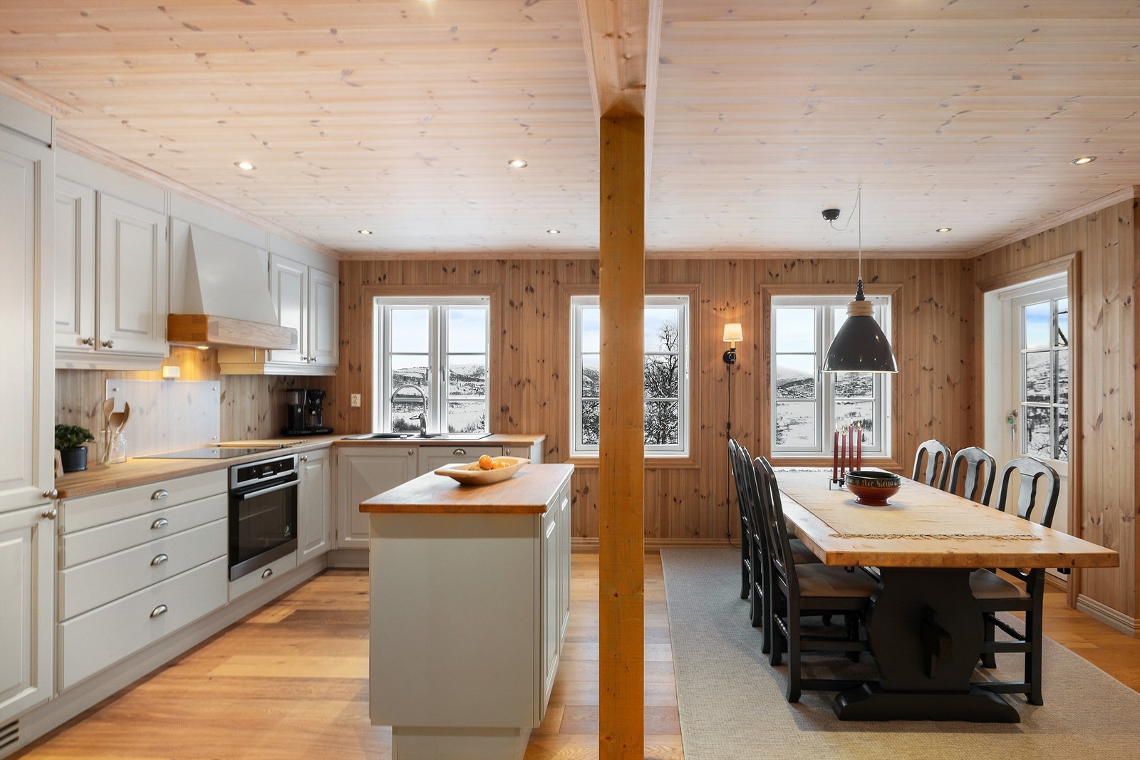 Rikelig med oppbevaringsplass i skuffer og skap. Praktisk egen kjøkkenøy! Galleribilde