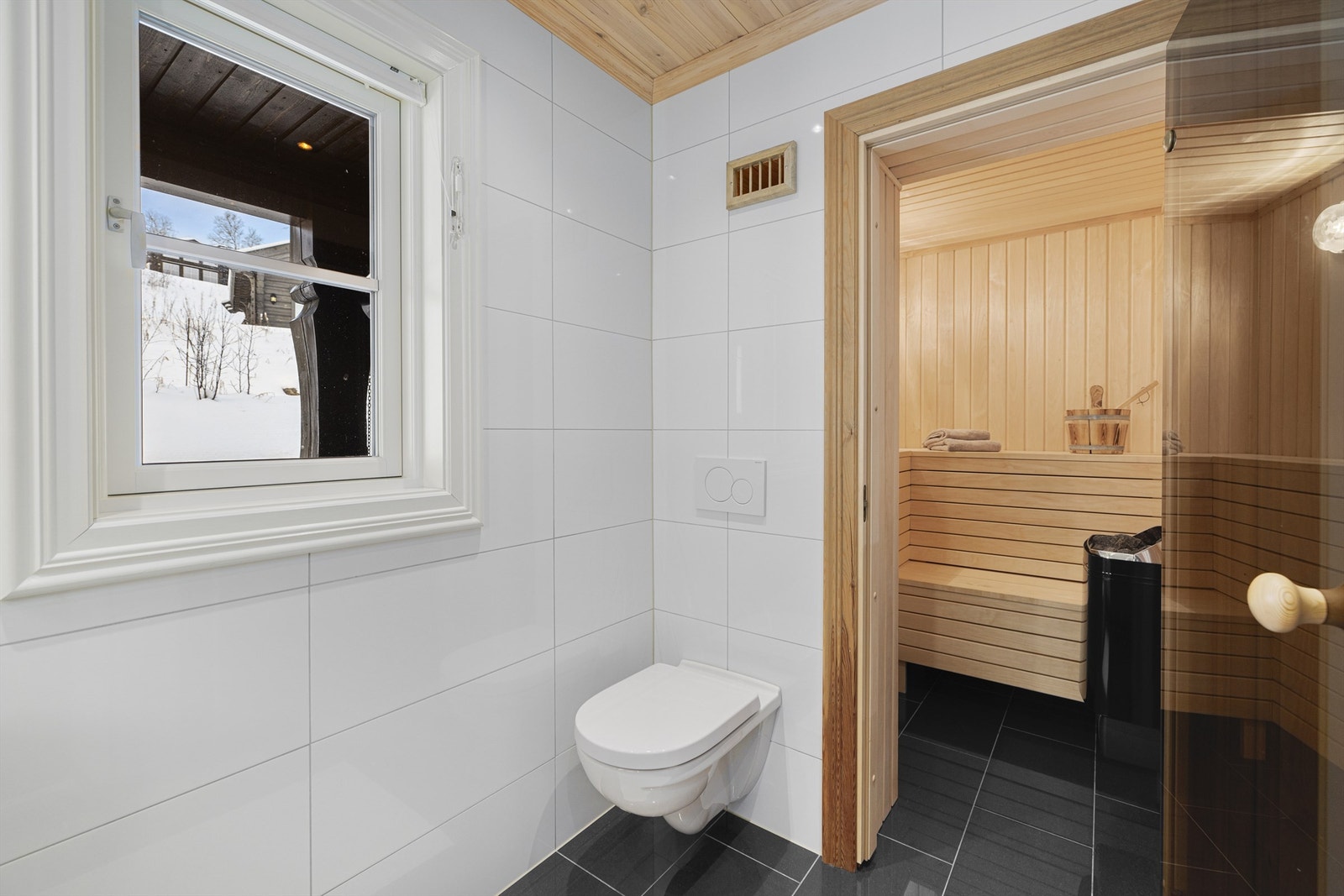 Bad 1. etg med badstue, wc, servantinnredning med skuffer og dusjnisje Galleribilde