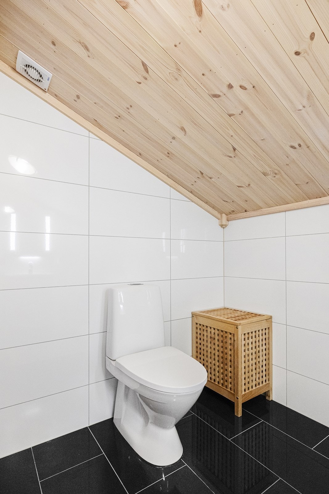 Bad 2. etg med dusjnisje, wc og servantinnredning med skuffer Galleribilde