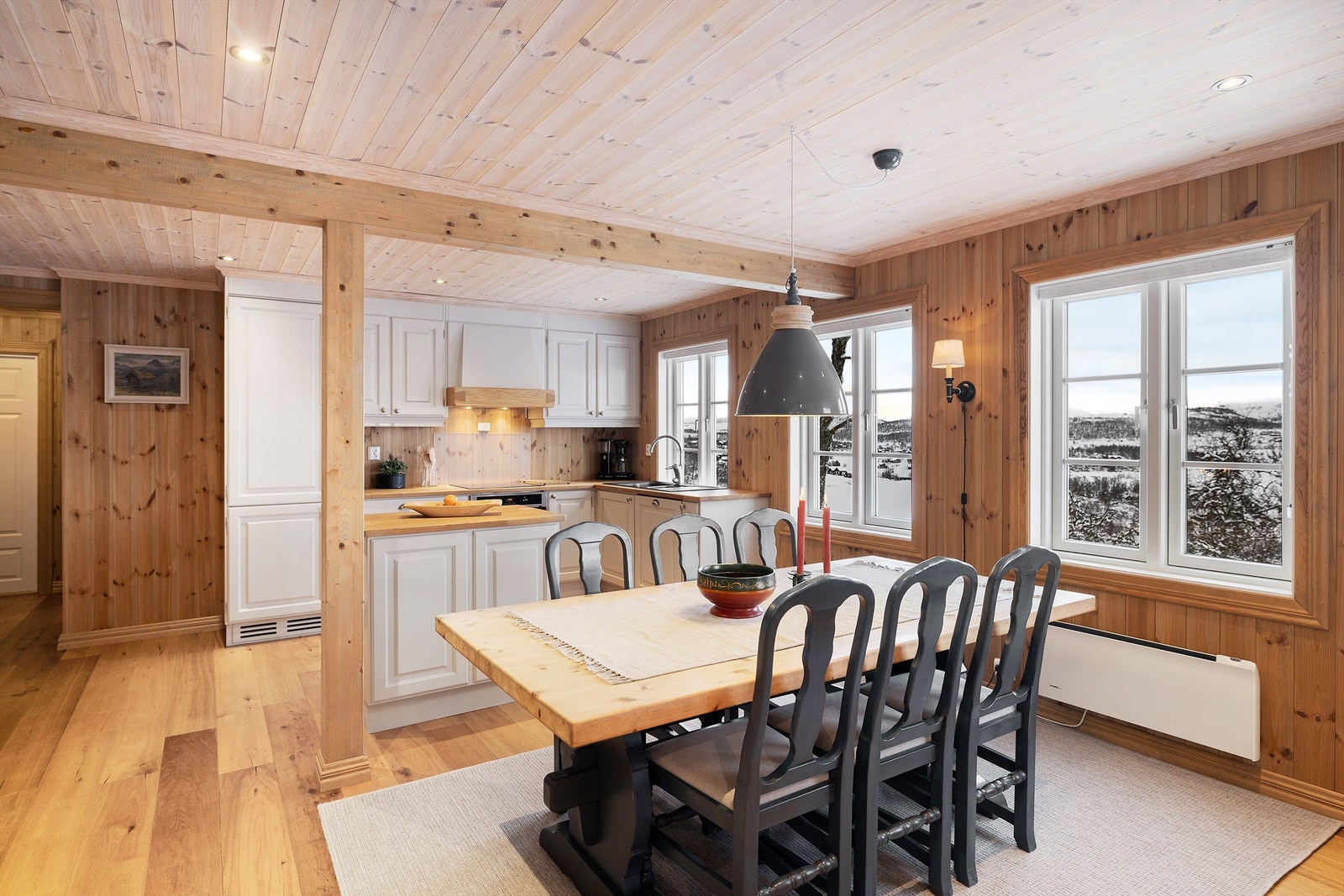 Kjøkken med plass til egen spisestue Galleribilde