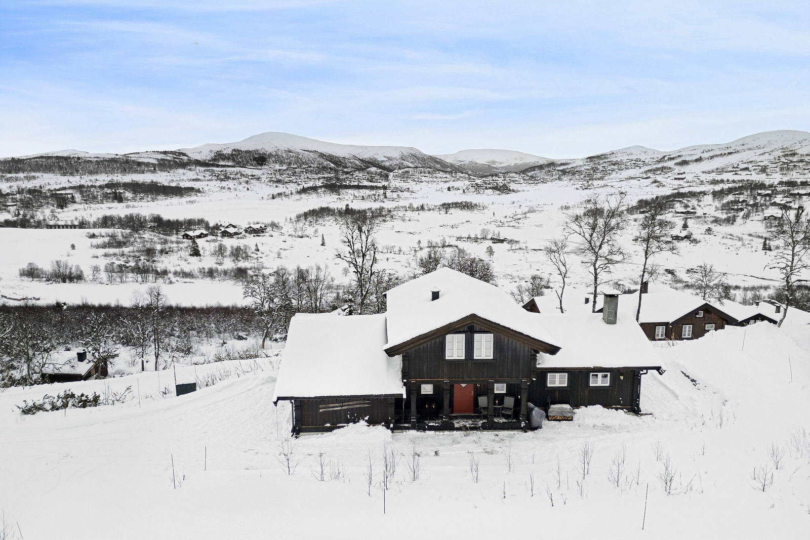 Fra hytta har du panoramautsikt til blant annet Bossnuten, Uvatn, Vierli og Gaustatoppen Galleribilde