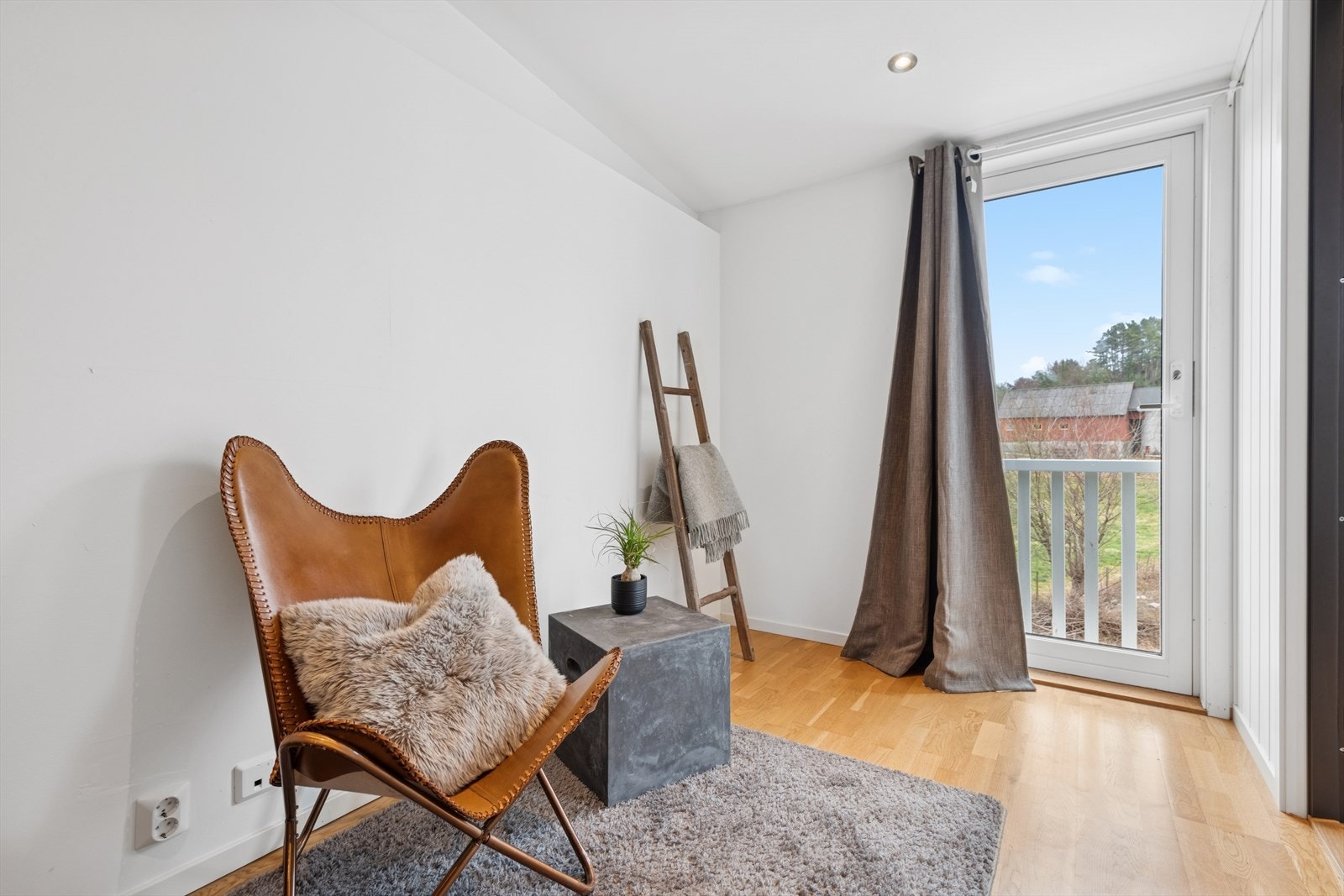 Lyst og trivelig soverom for ro og en god natts søvn. Galleribilde