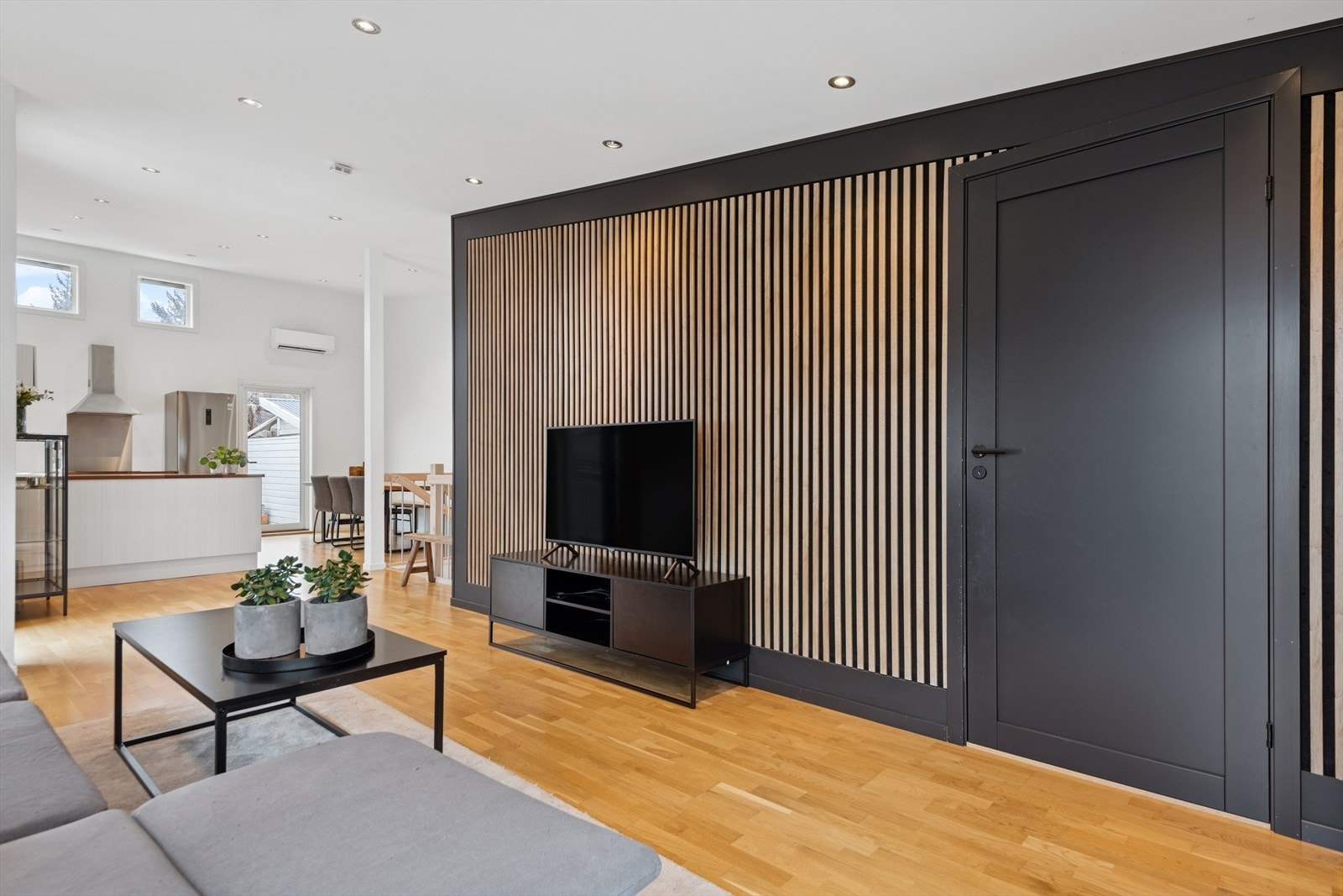 Eiendom med en lys, praktisk og åpen planløsning mellom stue og kjøkken gir en romslig følelse. Galleribilde