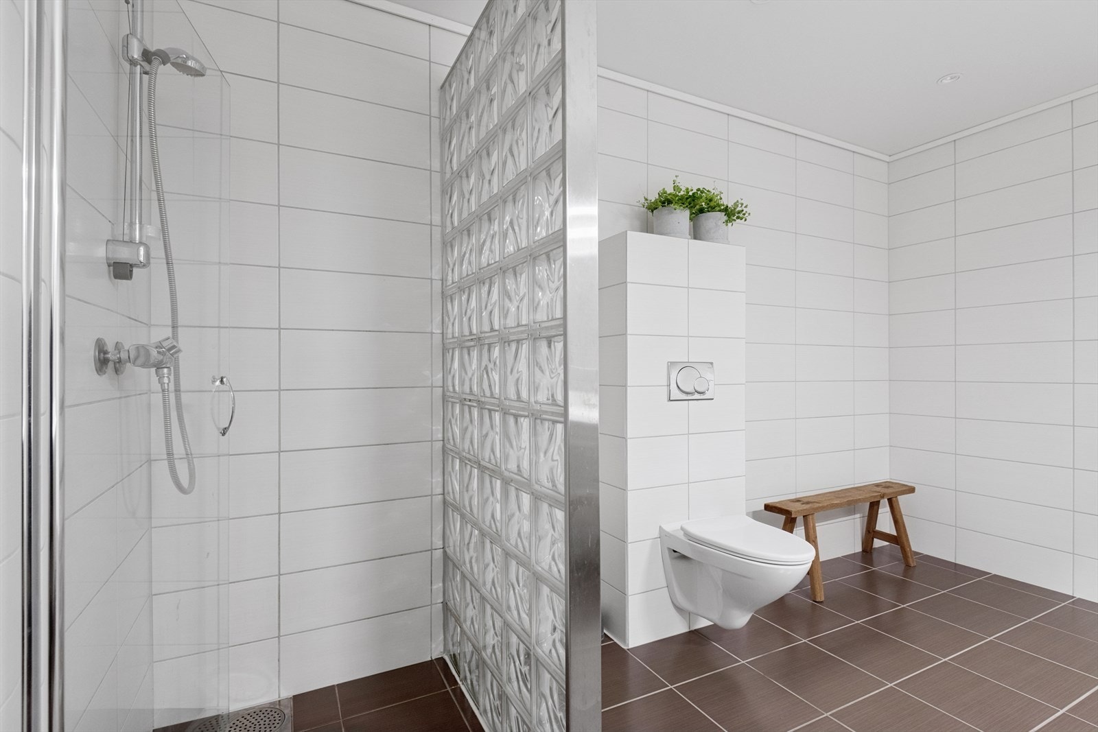 Dusjsone med glassdør og garnityr gir en effektiv dusjløsning. Galleribilde