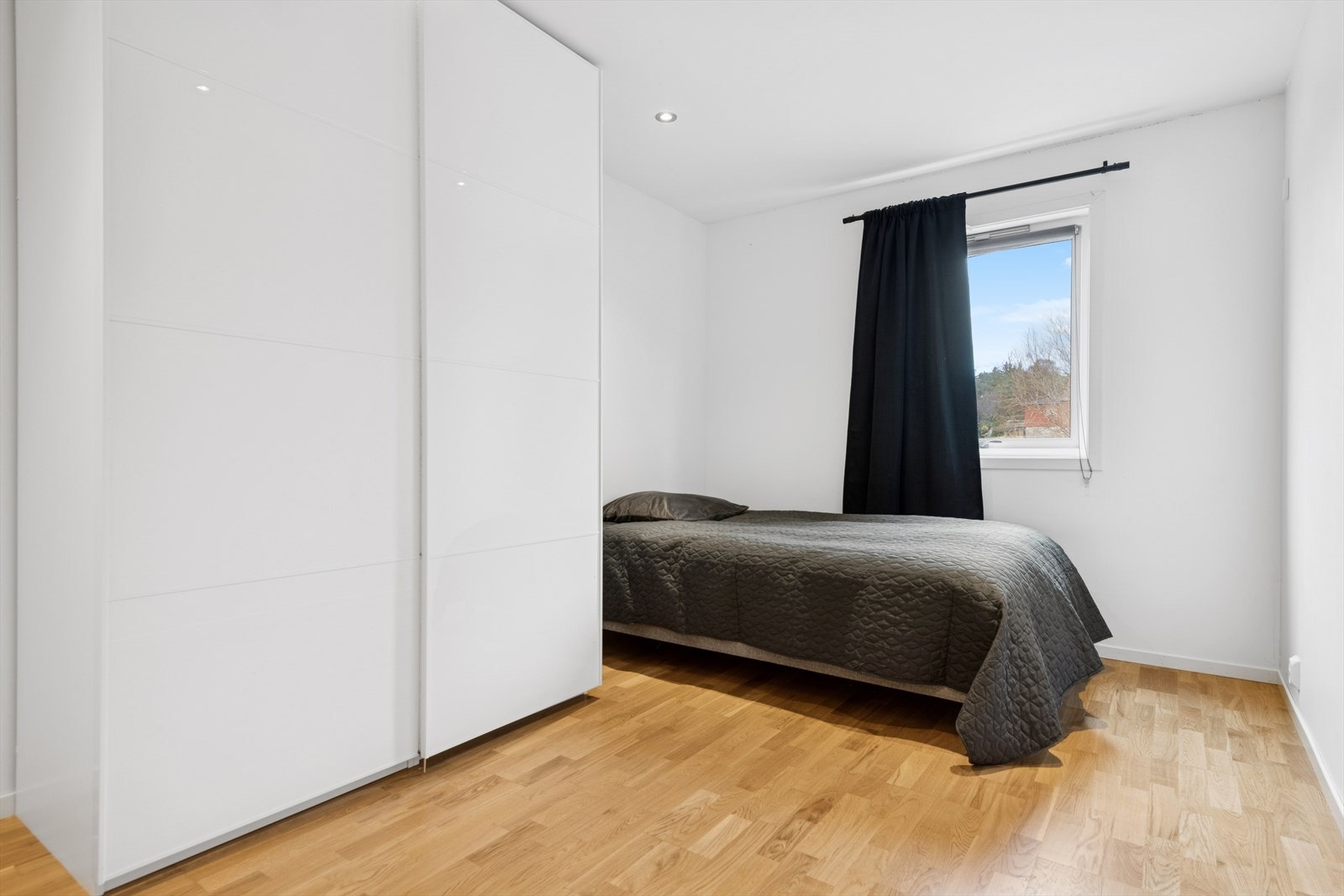 Skyvedørsgarderobe gir effektiv oppbevaring og optimal utnyttelse av rommet. Galleribilde