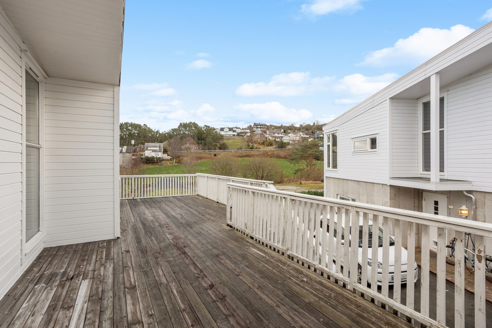 Terrassen er bygget med impregnert trevirke og har utsikt mot grøntområde. Galleribilde