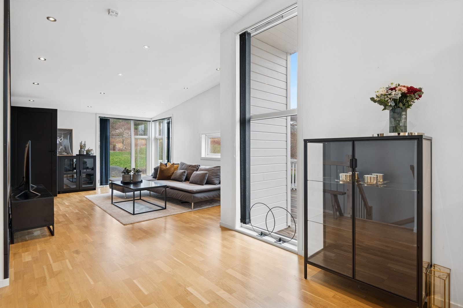 Direkte utgang til terrasse gir enkel tilgang til uteområdet. Galleribilde