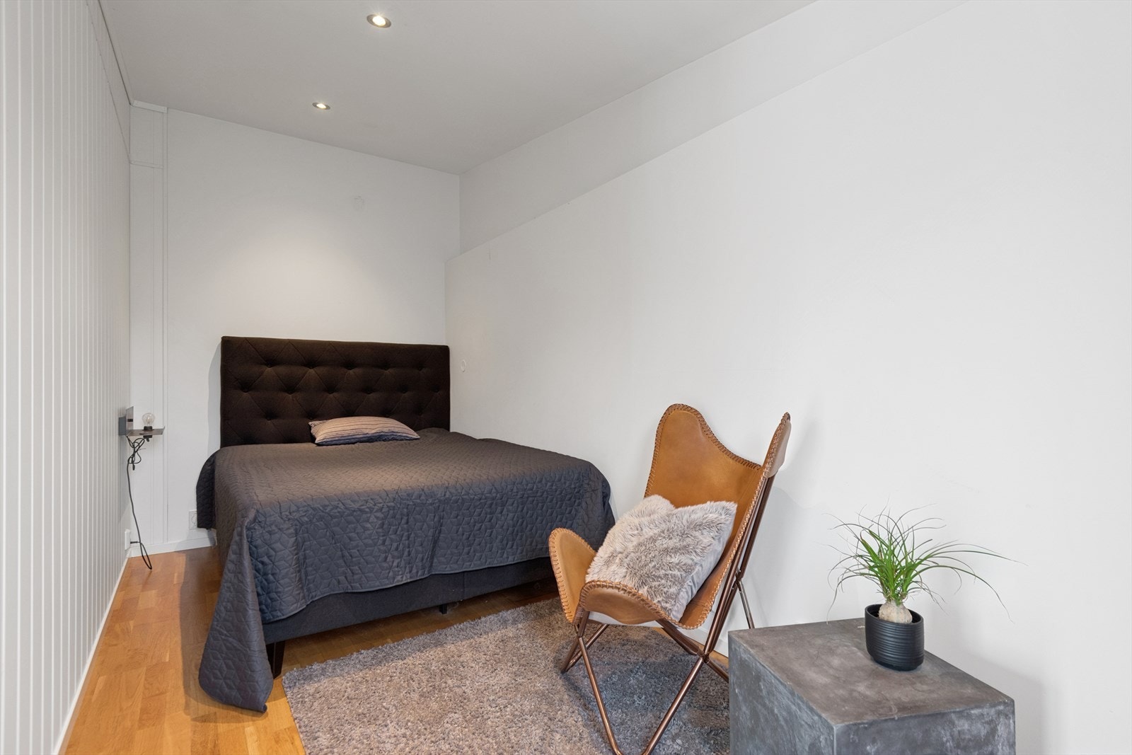 Soverom med plass til dobbeltseng og ekstra sitteplass gir fleksibel bruk av rommet. Galleribilde