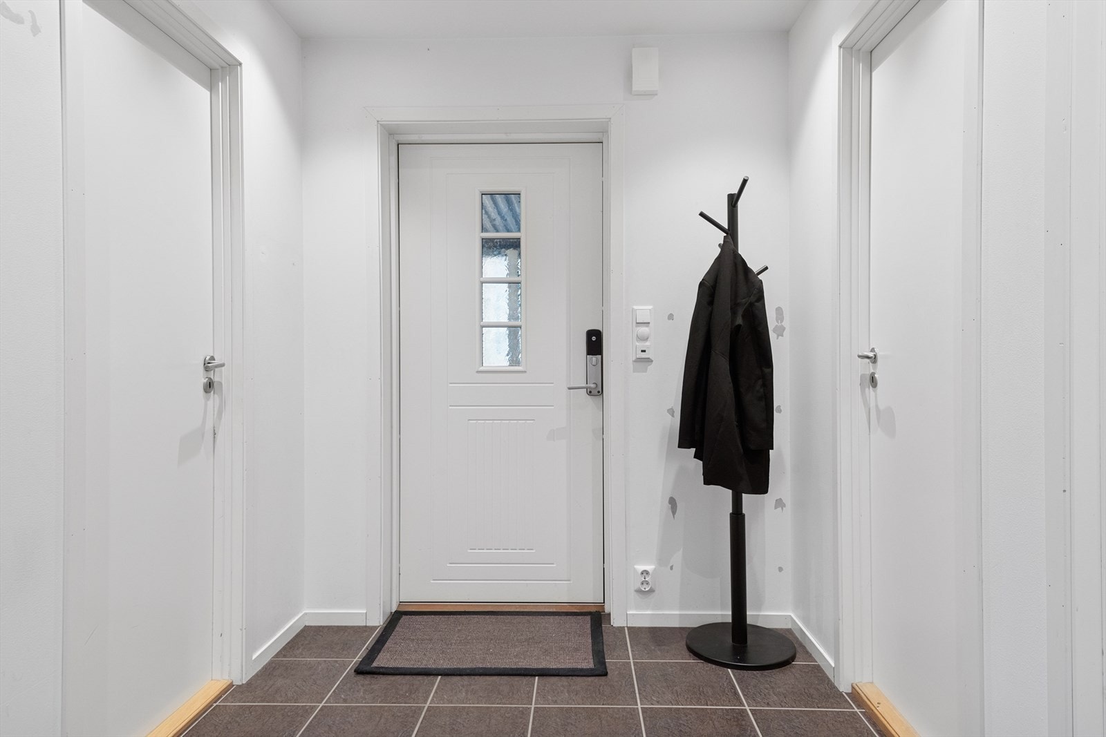 Her er det god plass til å henge fra seg yttertøy og sette fra seg sko. Galleribilde