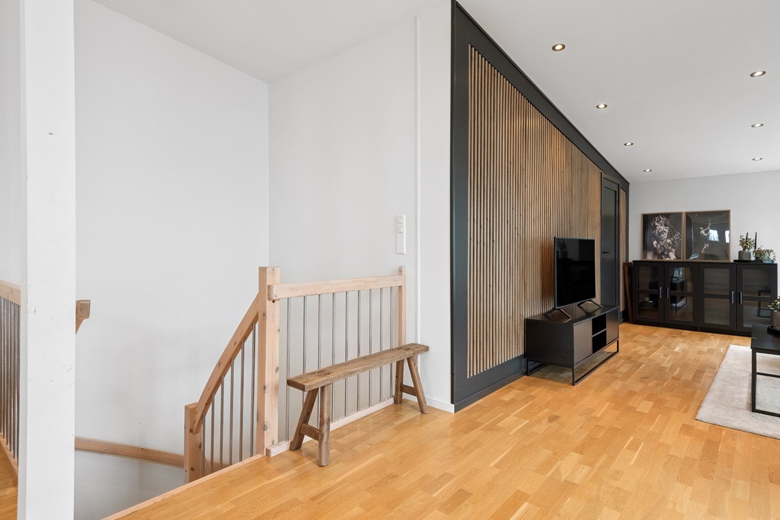 Lys og romslig trappeoppgang som binder hjemmet og etasjene sammen. Galleribilde