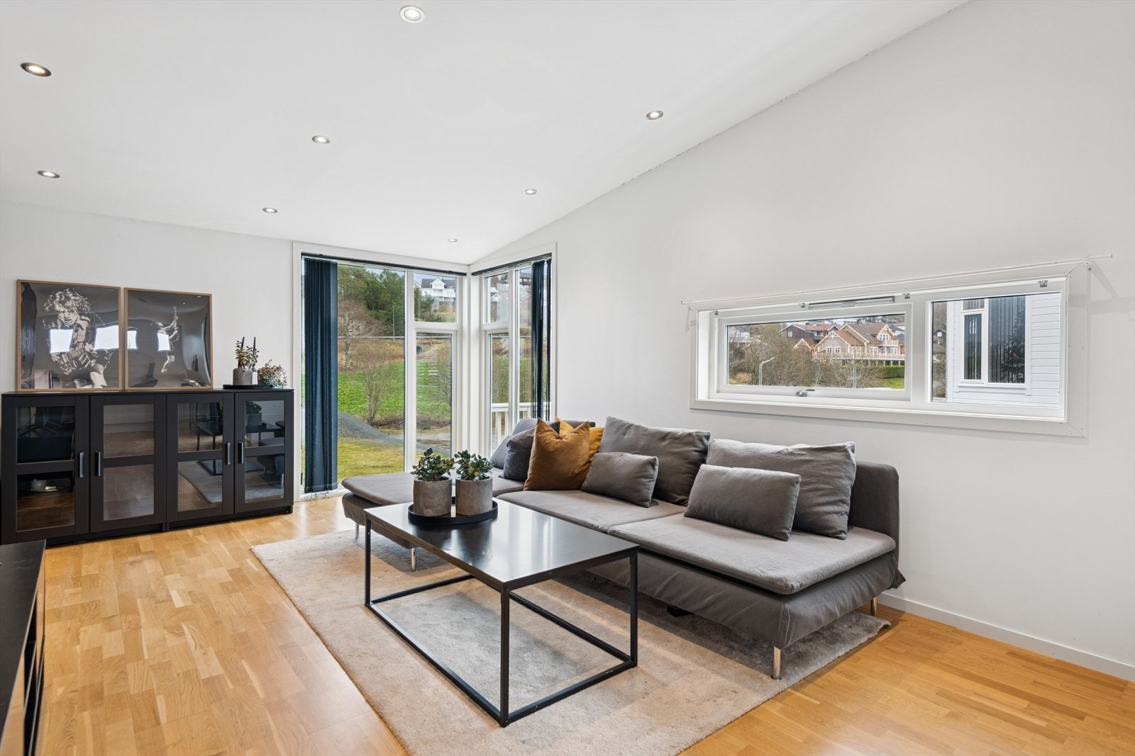 Plass til sofa og salongbord i stuen skaper en komfortabel oppholdsplass. Galleribilde