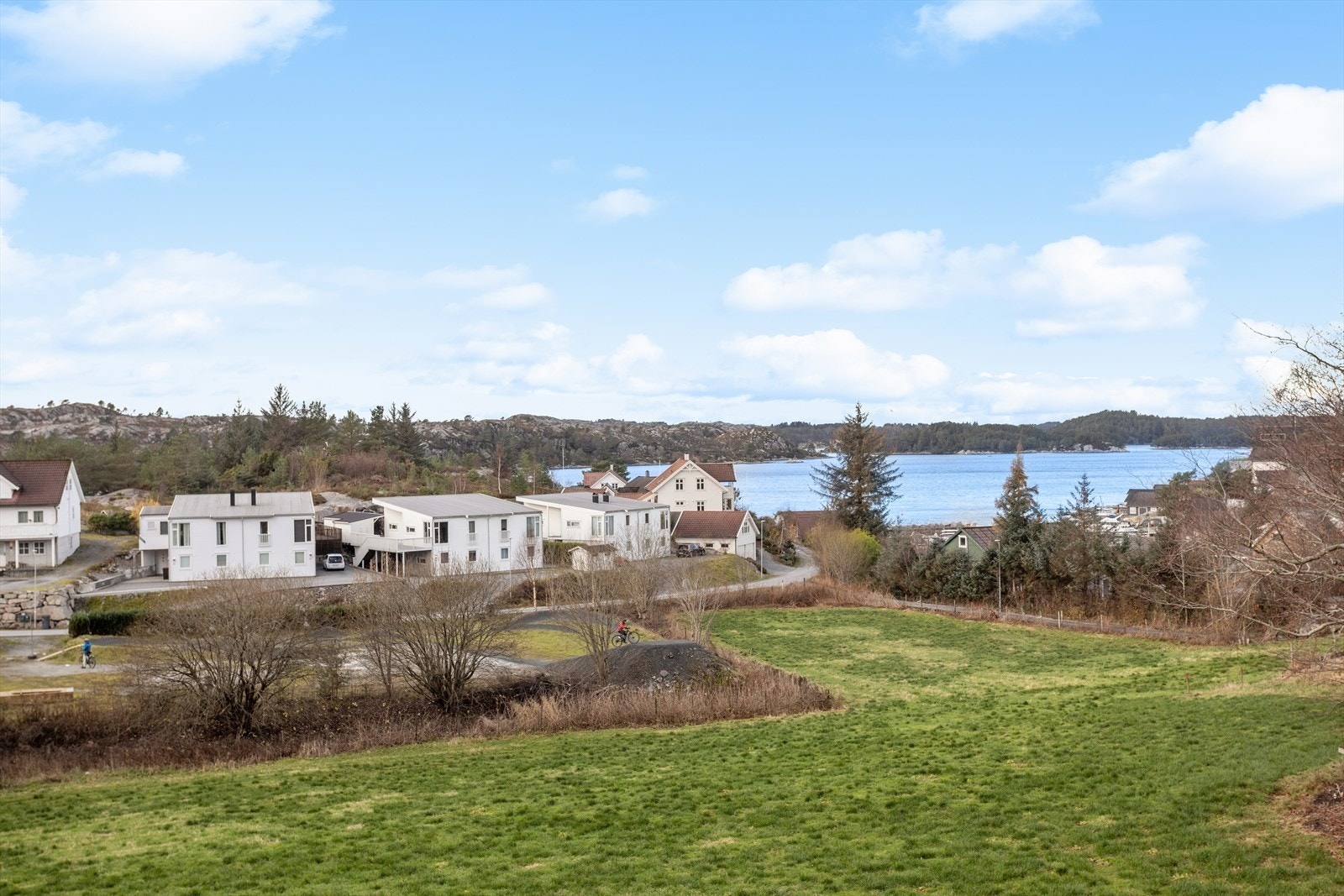 Eiendommen har flott utsikt mot sjøen og gode solforhold i et attraktivt boligområde. Galleribilde