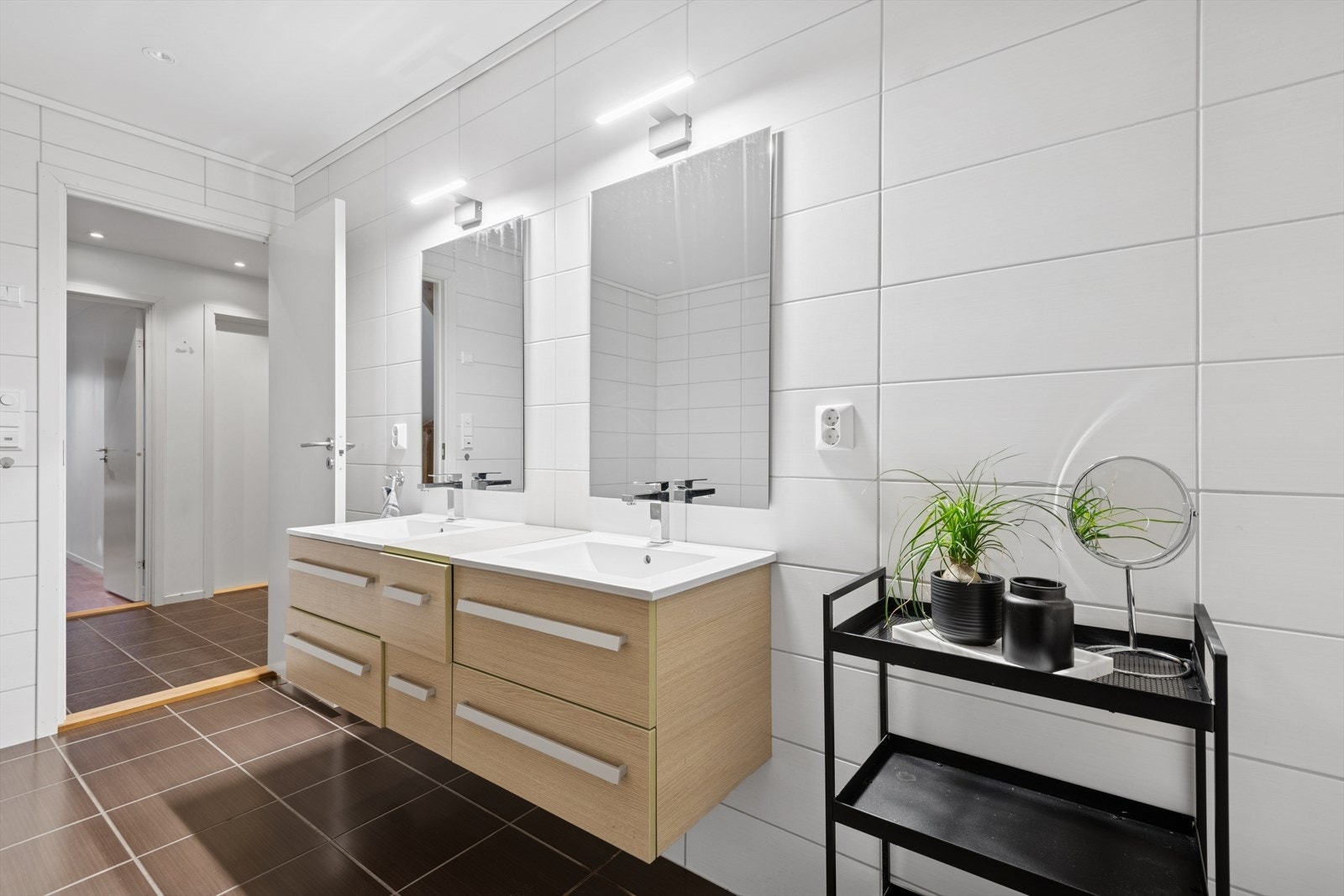 Delikat baderom med dobbel vask og et greps blandebatteri gir praktisk brukervennlighet. Galleribilde