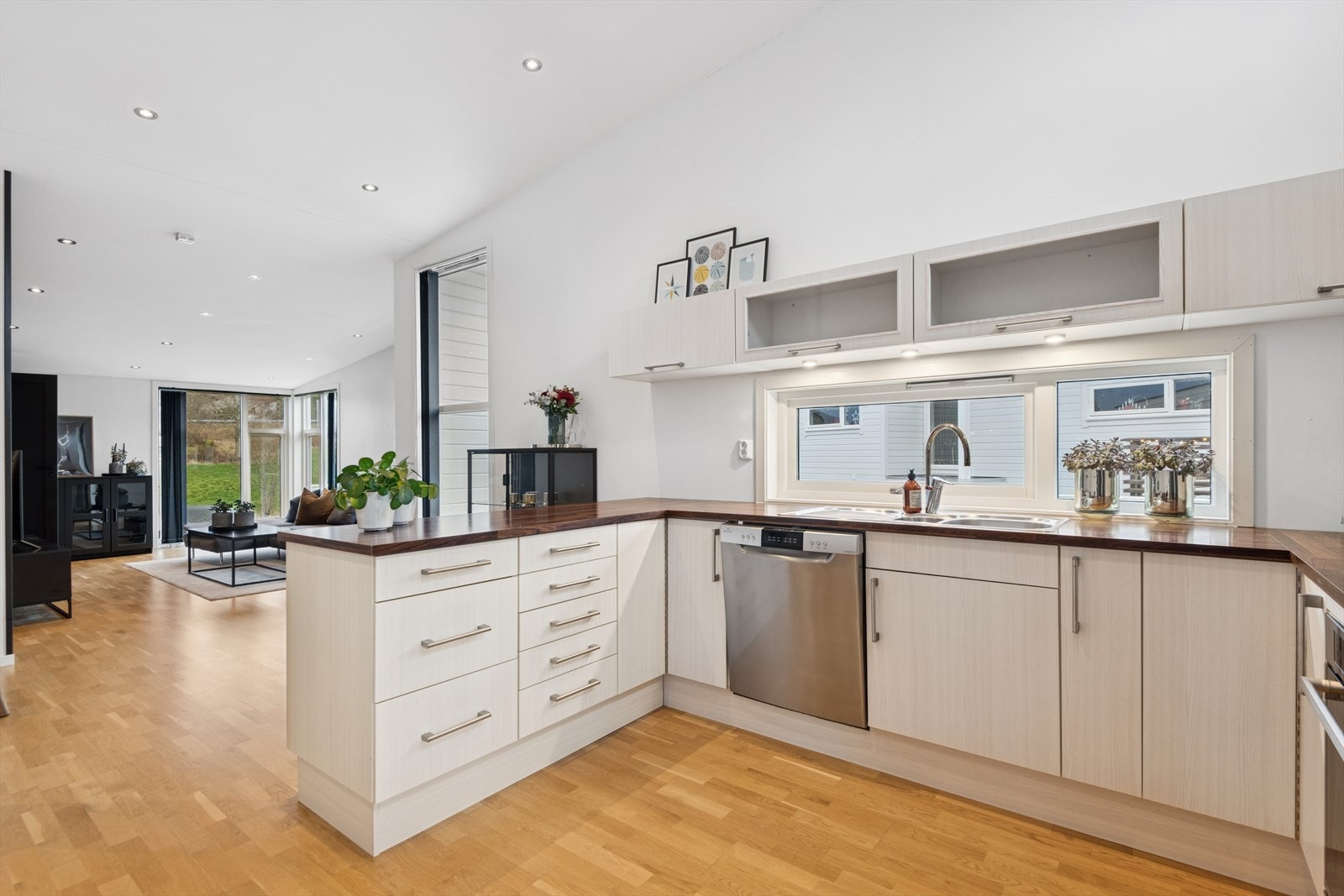 Stilrent kjøkken fra byggeår (2008) har en innredning med slette fronter og en benkeplate i laminat med nedsenket vask. Galleribilde