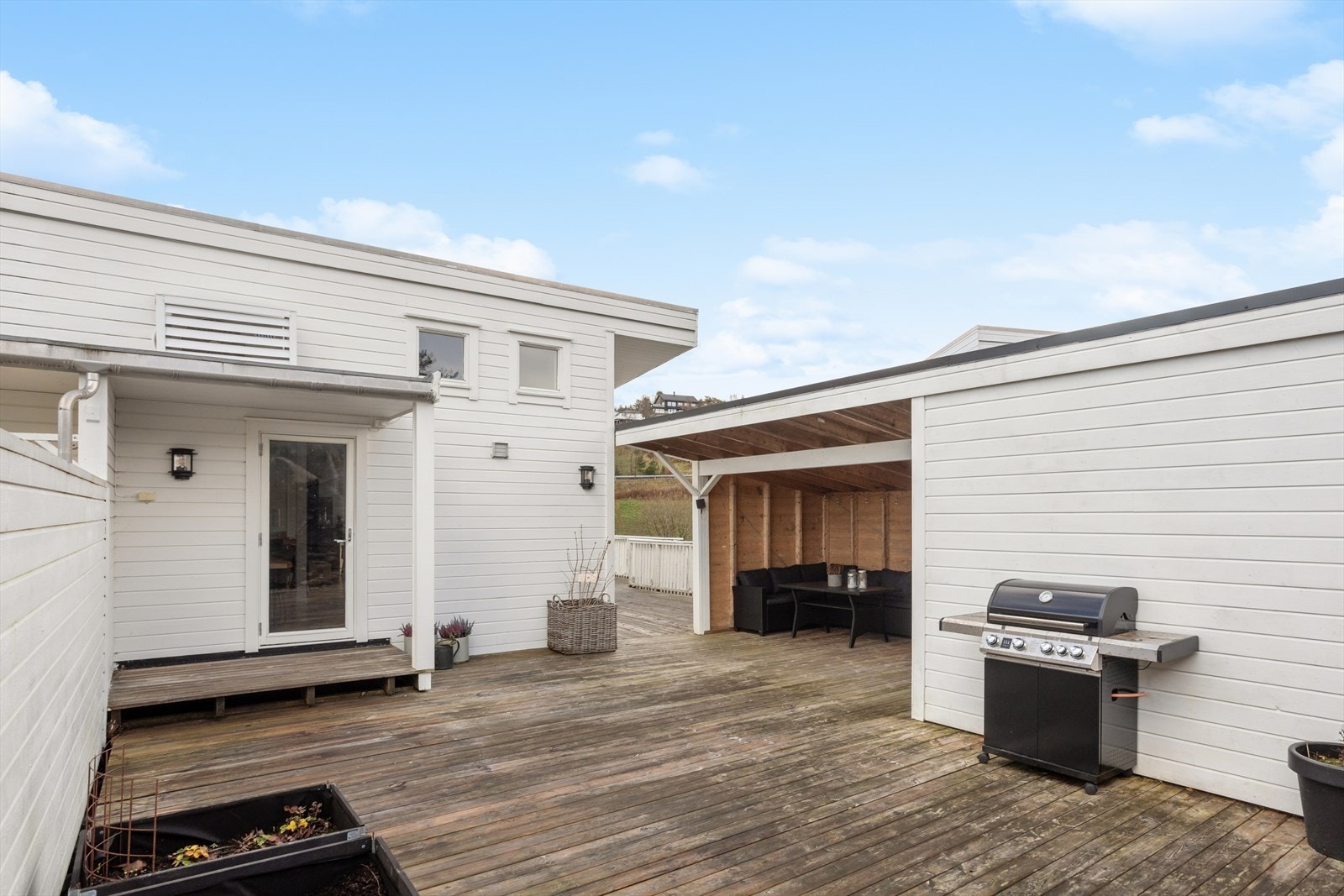 Terrassen har en praktisk grillplass og enkel tilgang fra stuen via balkongdør. Galleribilde