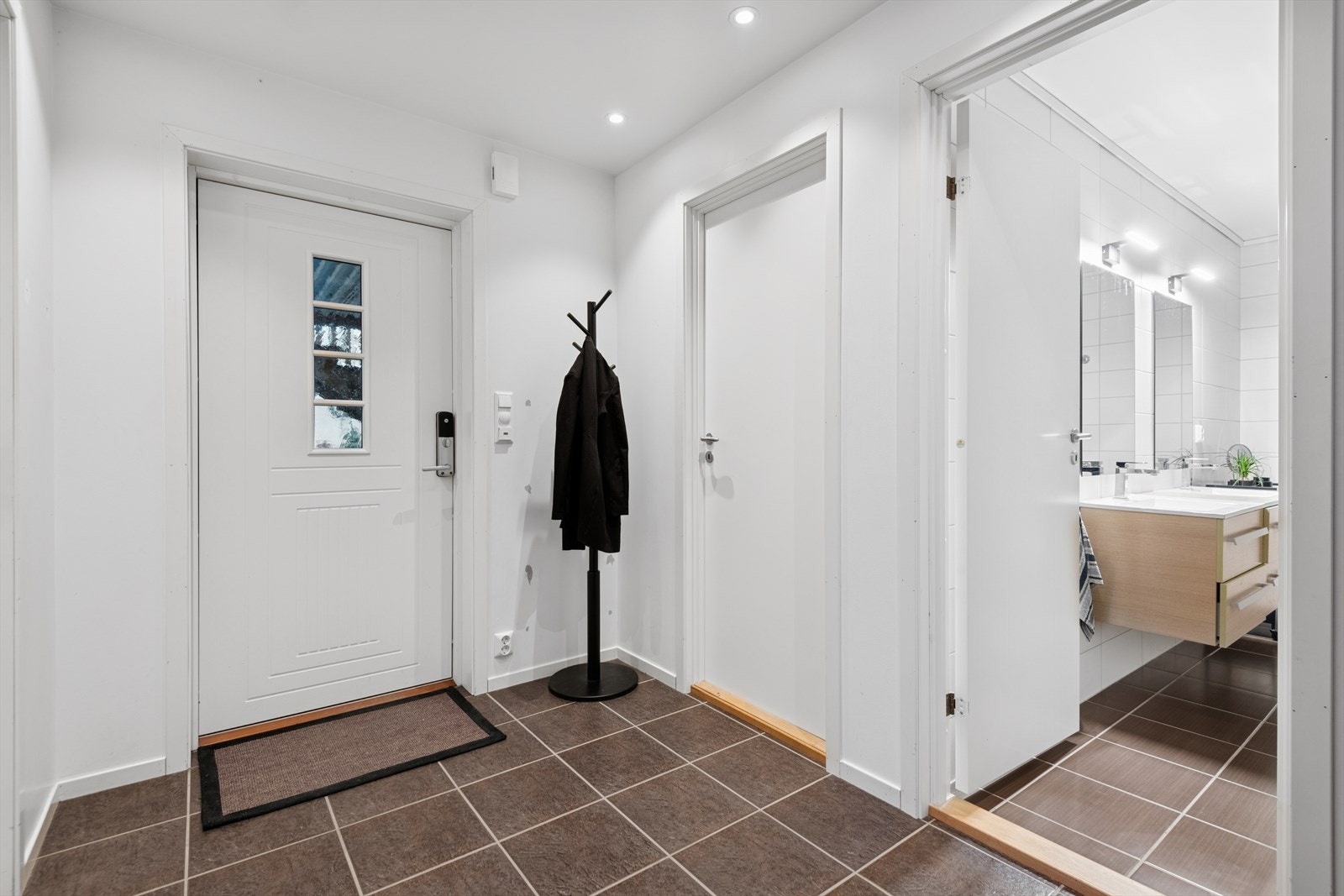 Her ønskes man velkommen inn i en innbydende og romslig entré. Flislagt gulv gir en praktisk og slitesterk entré. Galleribilde