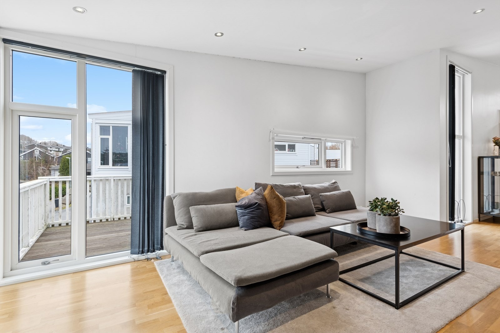 Herlig og romslig stue med store vindusflater som slipper inn mye naturlig lys. Utgang til terrasse fra stuen gir mulighet for utendørs avslapning. Galleribilde