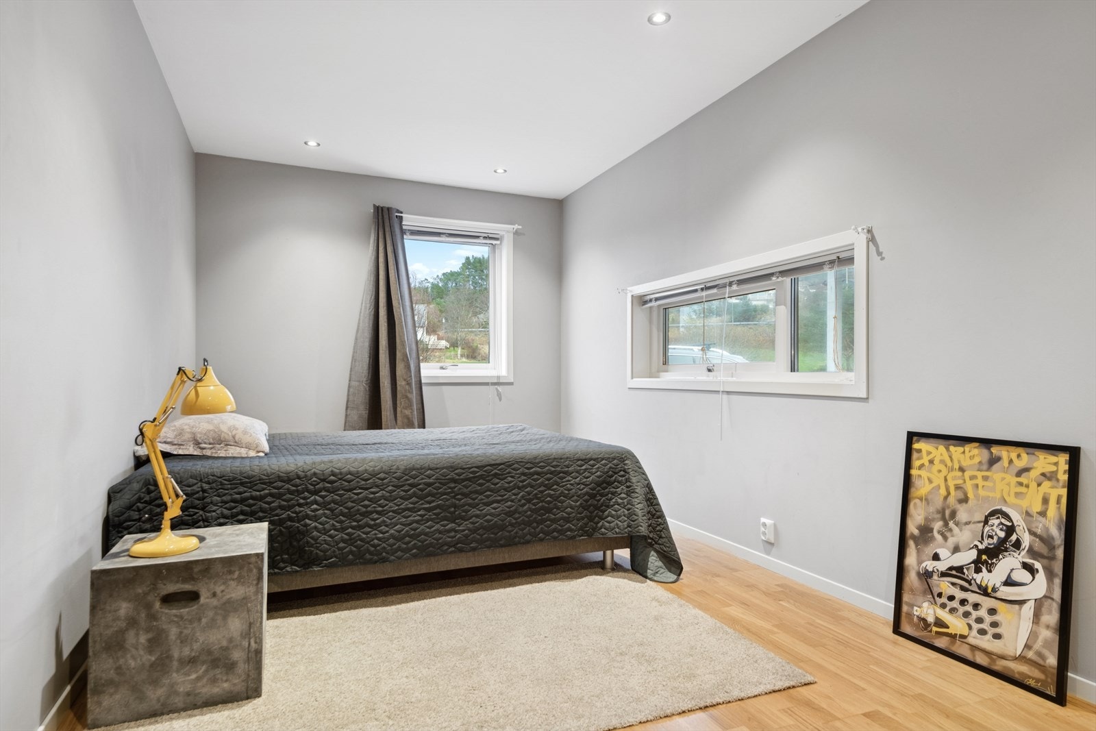 Lyst og romslig soverom med parkettgulv og slette malte vegger som gir et enkelt og vedlikeholdsfritt rom. Galleribilde